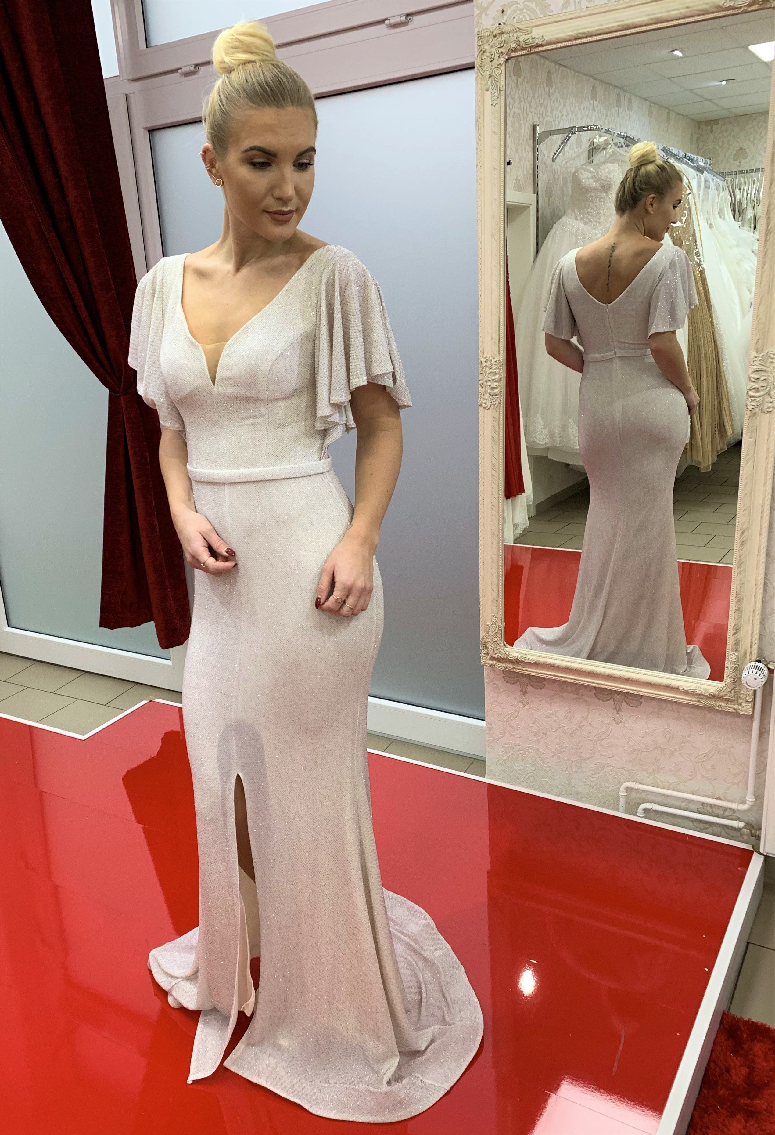 Standesamtkleid C4439 – figurbetonte Passform und Schleppe in Creme – Ansicht 1 | Lamia Mode