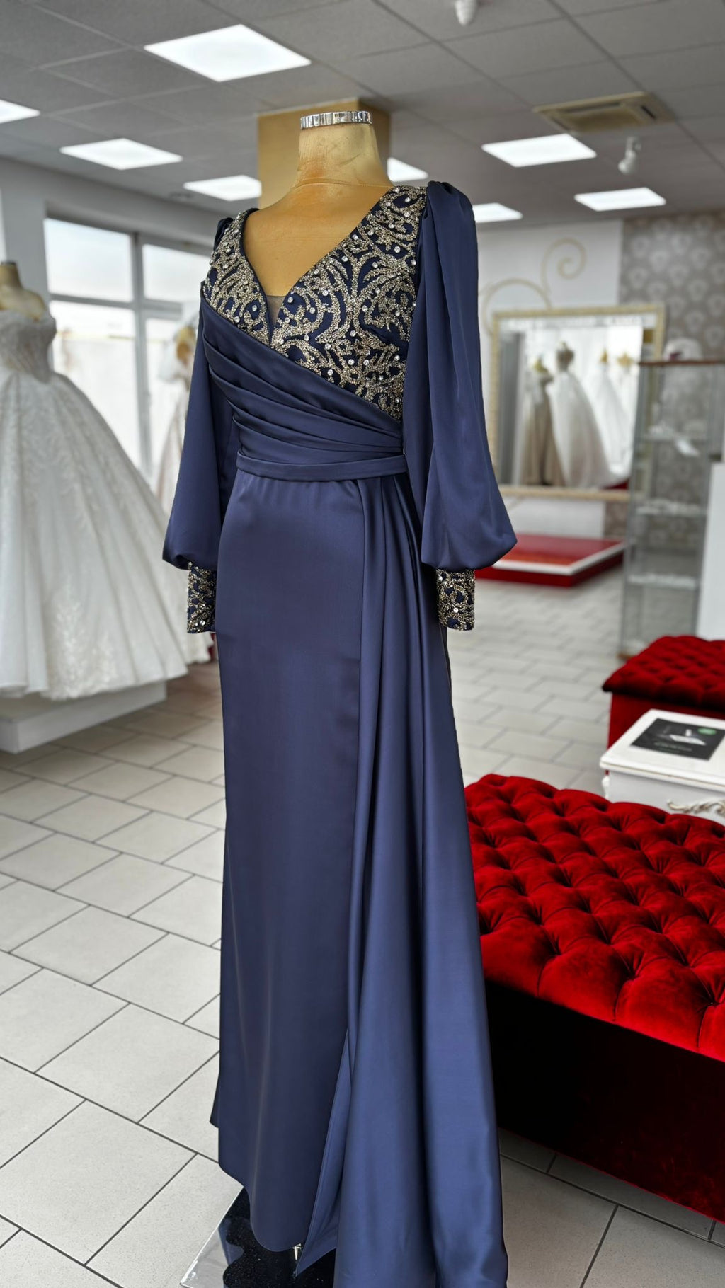 Elegantes Abendkleid mit Stickerei – figurbetonte Passform und V-Ausschnitt in Navyblau – Ansicht 2 | Lamia Mode