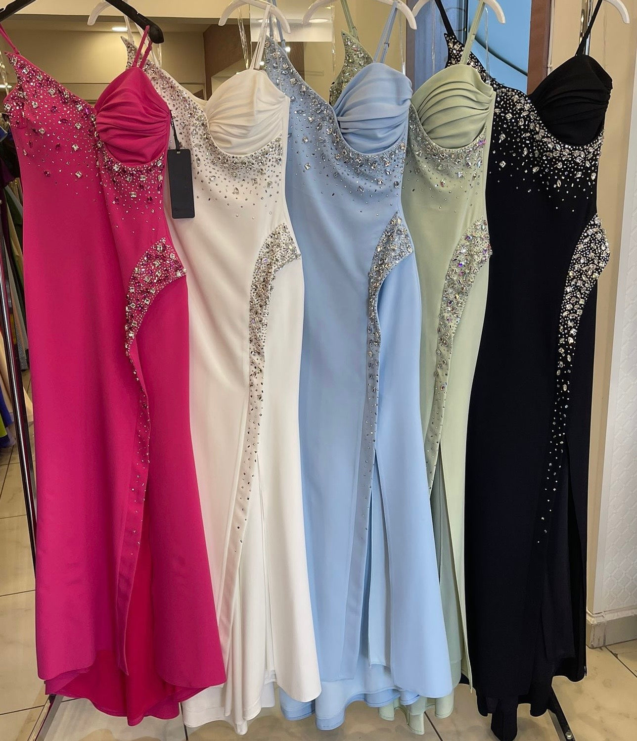 Elegantes figurbetontes Abendkleid mit Strassdetails c2143 in Pistazie – Ansicht 3 | Lamia Mode