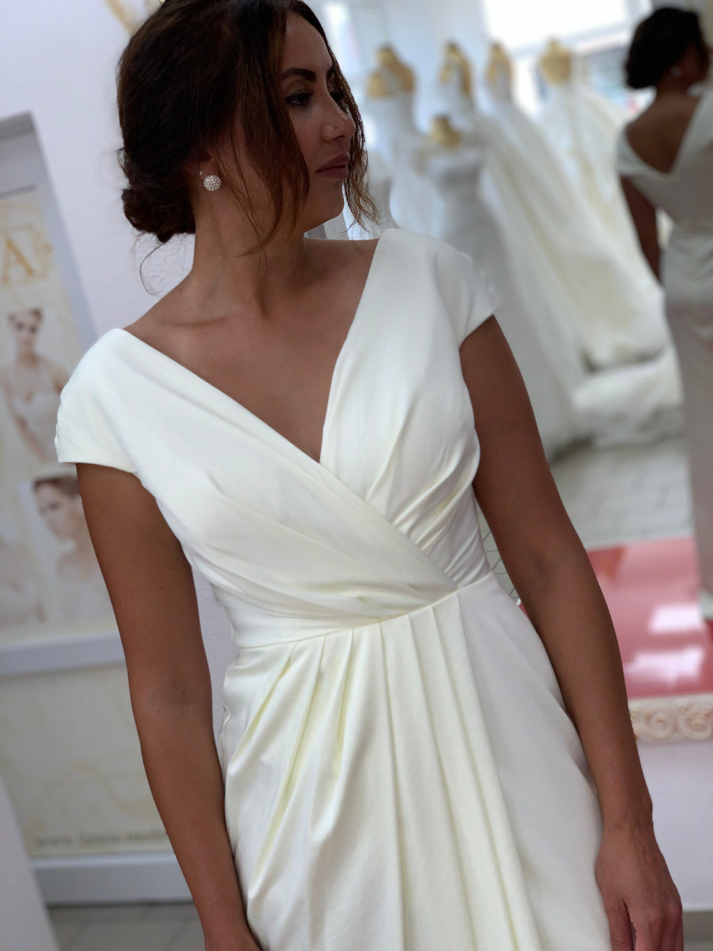 Standesamtkleid FK3326 – Satin und Beinschlitz in Creme – Ansicht 2 | Lamia Mode