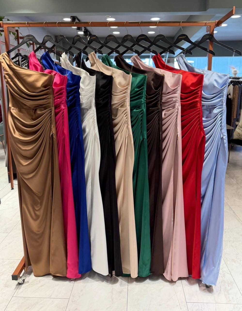 Abendkleid LD2004 – Satin und figurbetonte Passform in Braun – Ansicht 7 | Lamia Mode
