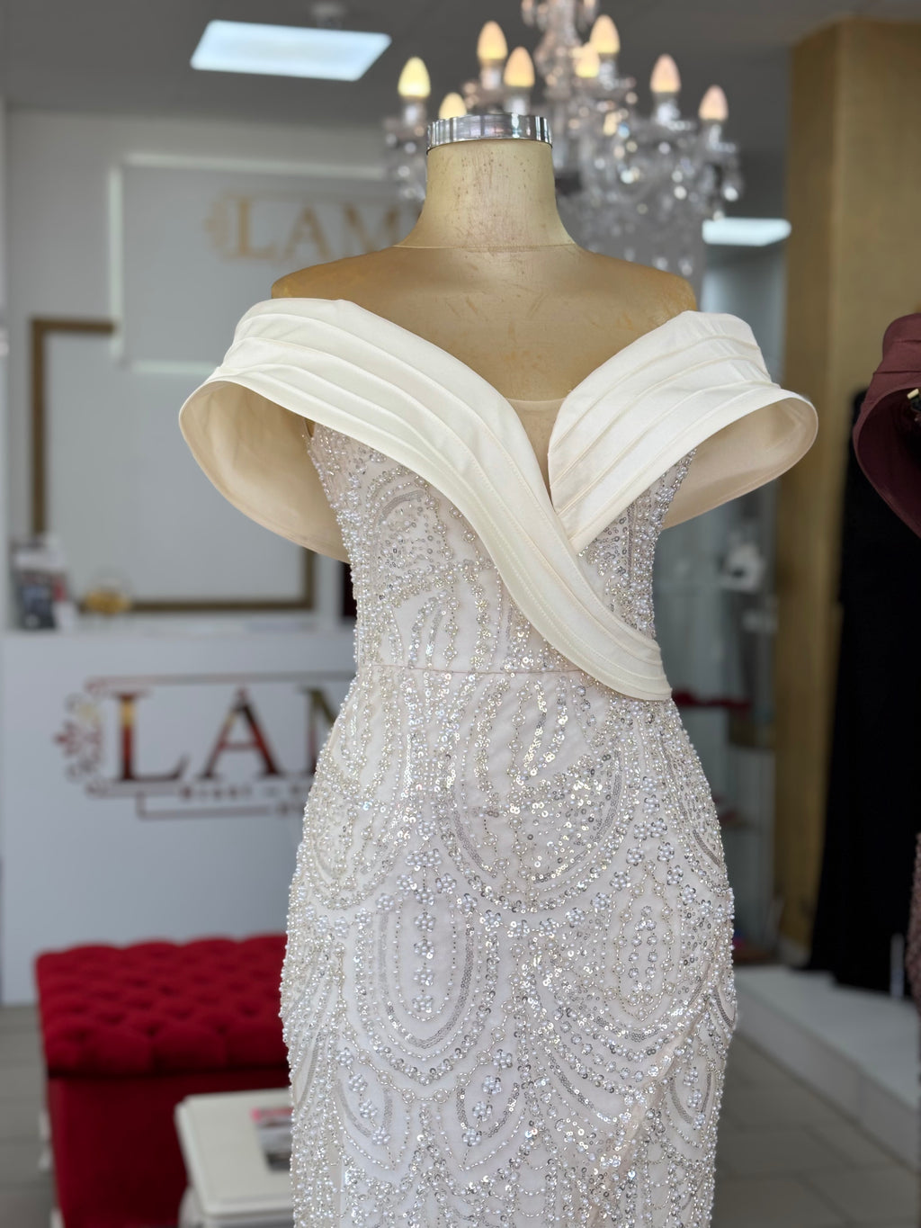 Elegantes Abendkleid mit Perlenstickerei – Modell C2130 in Gold – Ansicht 4 | Lamia Mode