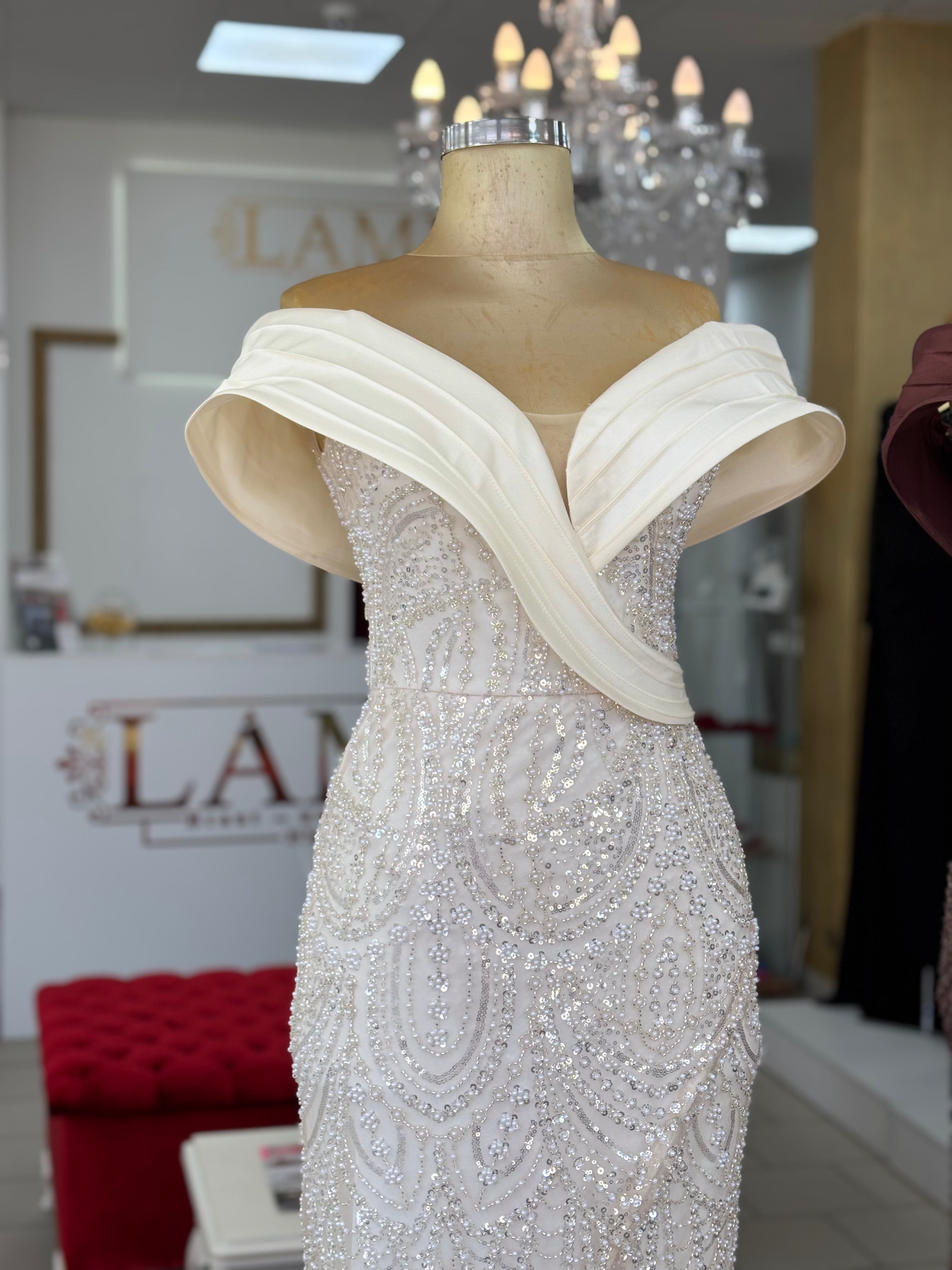 Elegantes Abendkleid mit Perlenstickerei – Modell C2130 in Gold – Ansicht 4 | Lamia Mode