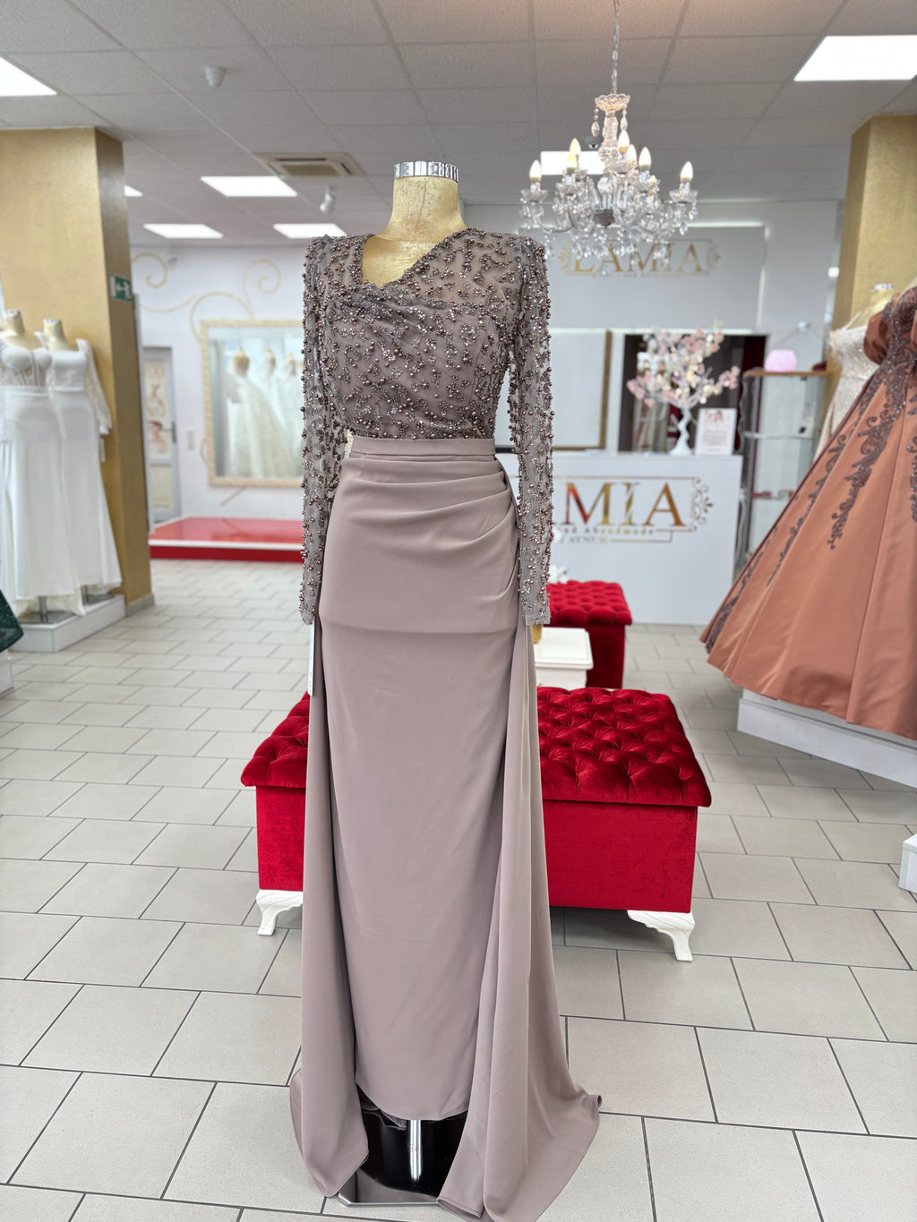 Abendkleid R7451 – Tüll und Schleppe in Nerz – Ansicht 4 | Lamia Mode