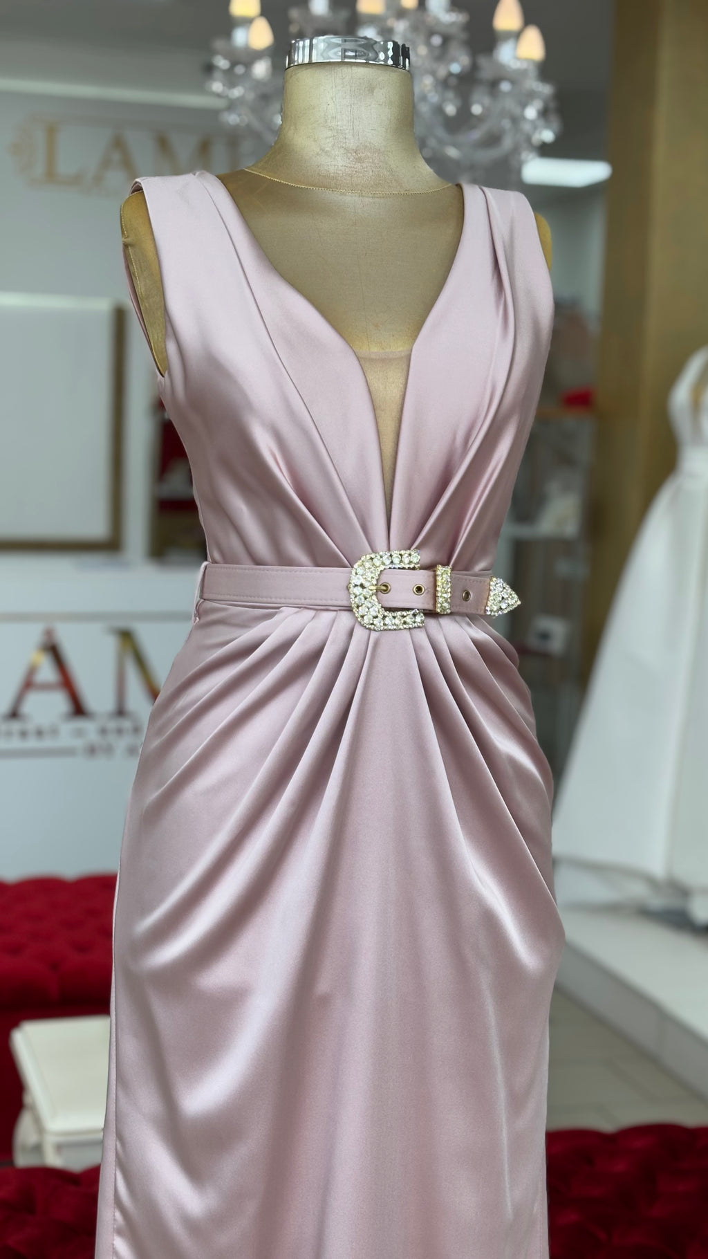 Elegantes Abendkleid mit Drapierung & Schmuckgürtel in Puder – Ansicht 2 | Lamia Mode