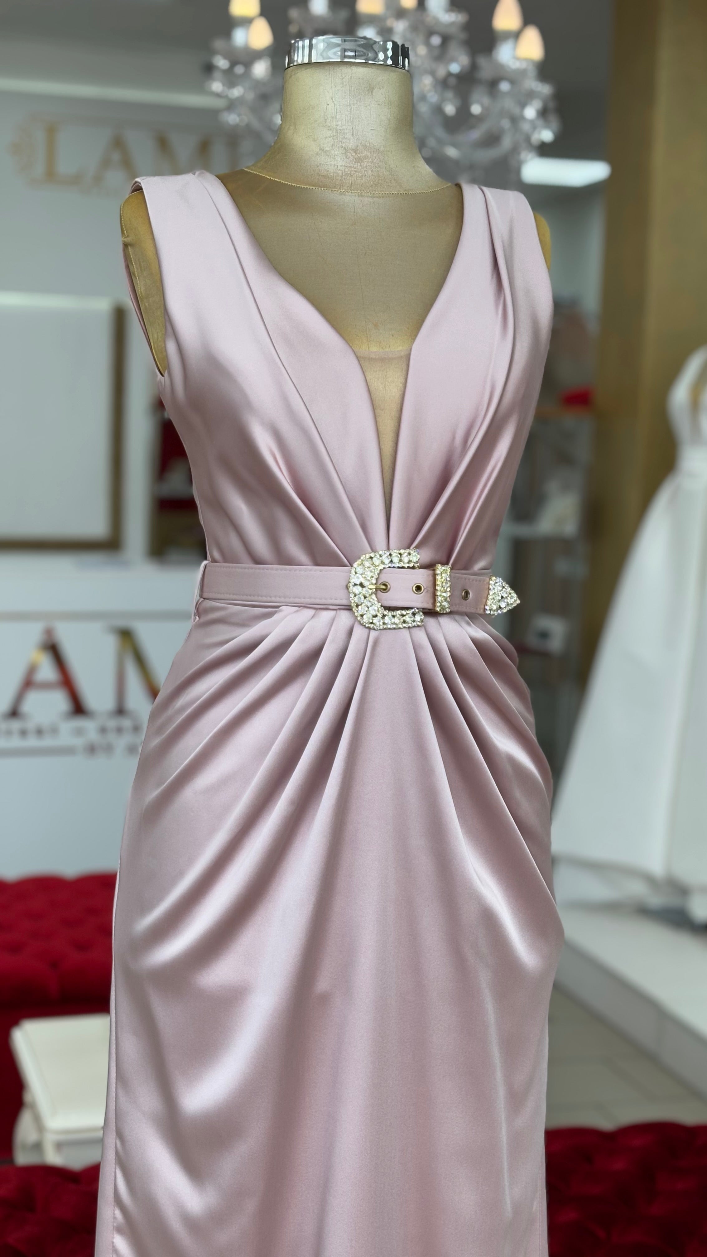 Elegantes Abendkleid mit Drapierung & Schmuckgürtel in Puder – Ansicht 2 | Lamia Mode