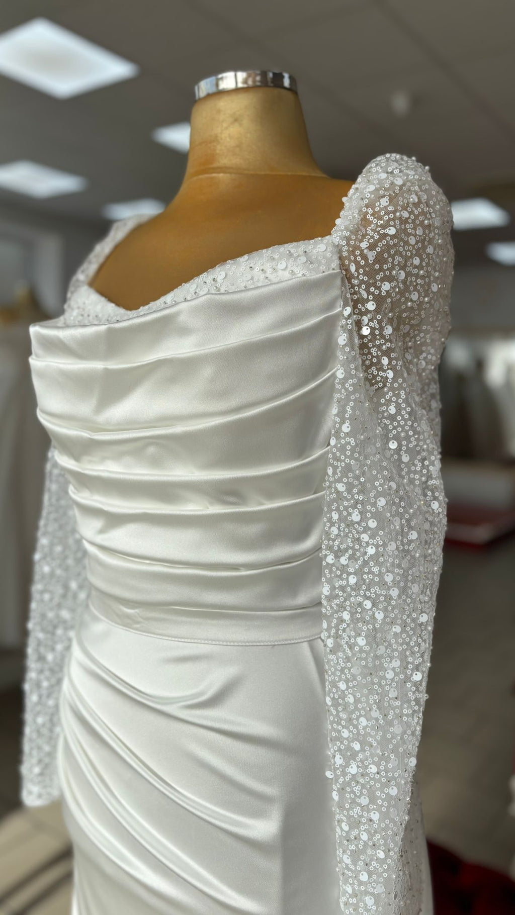 Zweiteiliges Standesamtkleid mit Perlenärmeln – Modell G8140 in Weiß – Ansicht 2 | Lamia Mode