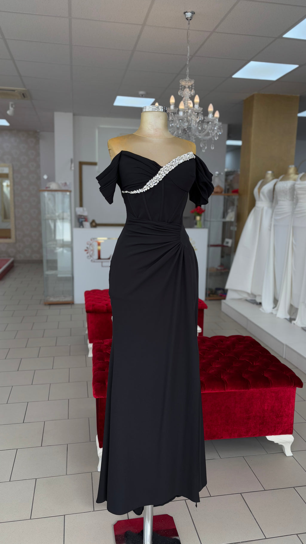 Elegantes Off-Shoulder-Abendkleid mit Schmuckdetail – C4988 in Blau – Ansicht 2 | Lamia Mode