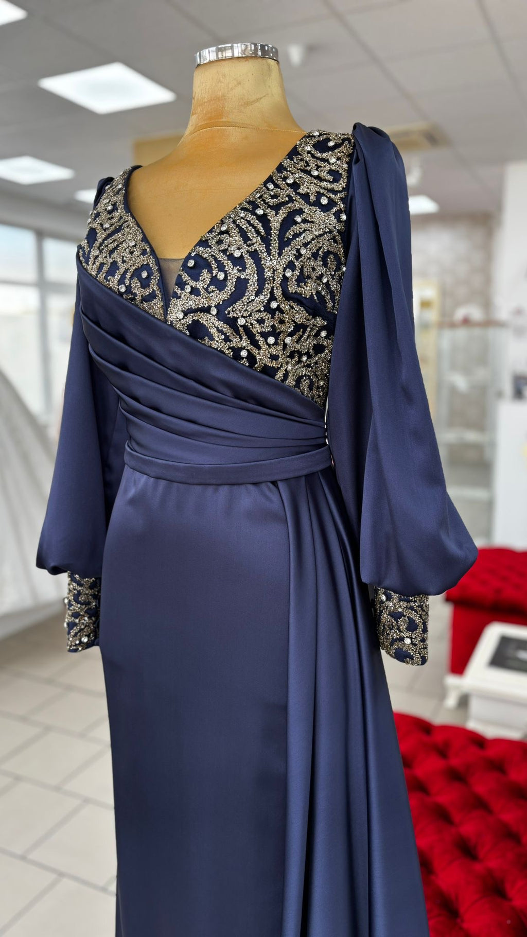 Elegantes Abendkleid mit Stickerei – figurbetonte Passform und V-Ausschnitt – Ansicht 4 | Lamia Mode
