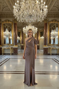 Abendkleid C4897 – fließende Silhouette und Beinschlitz in Gold – Ansicht 2 | Lamia Mode