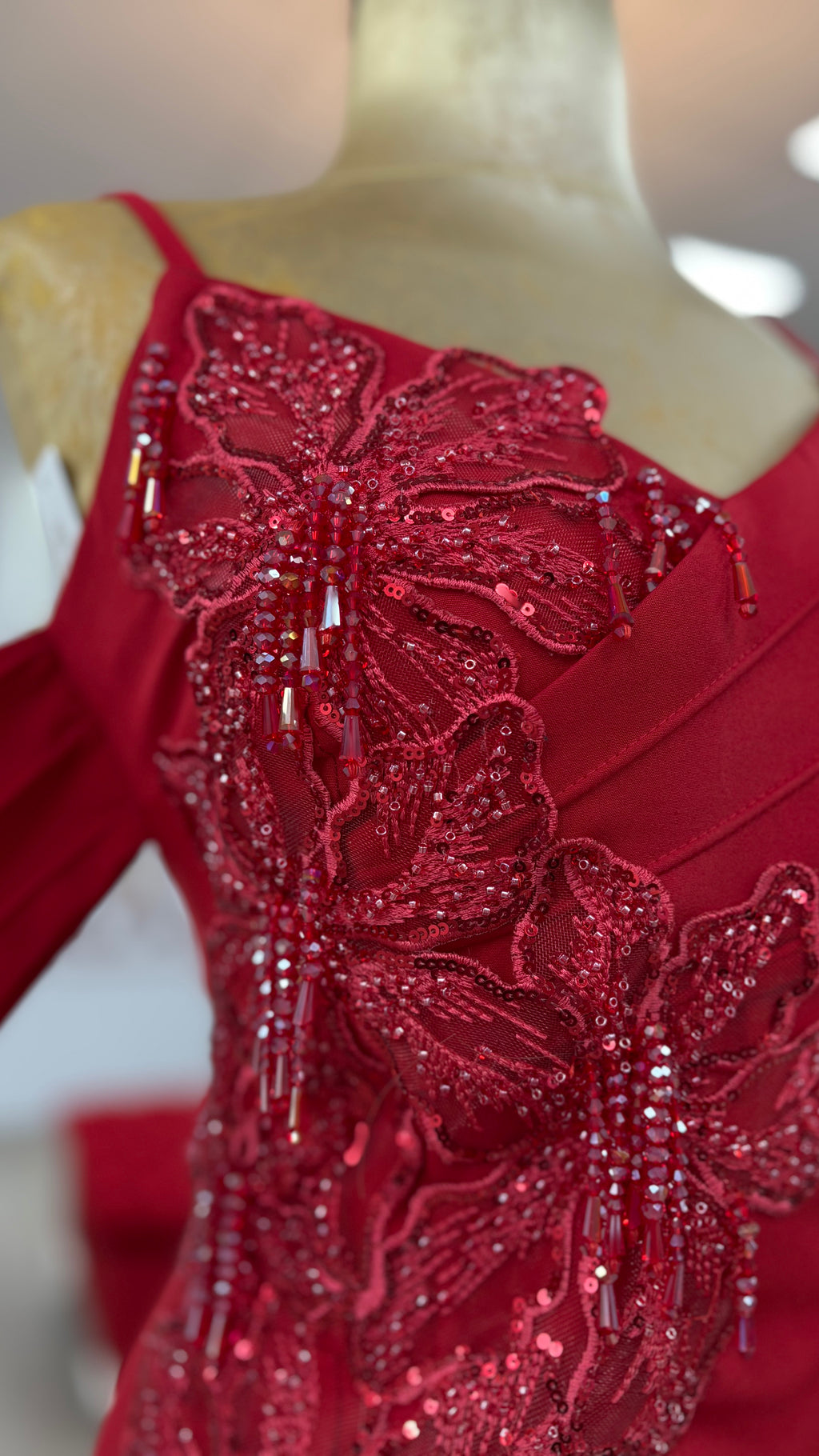Elegantes Abendkleid mit Off-Shoulder-Design & Schlitz C2111 in Rot – Ansicht 6 | Lamia Mode