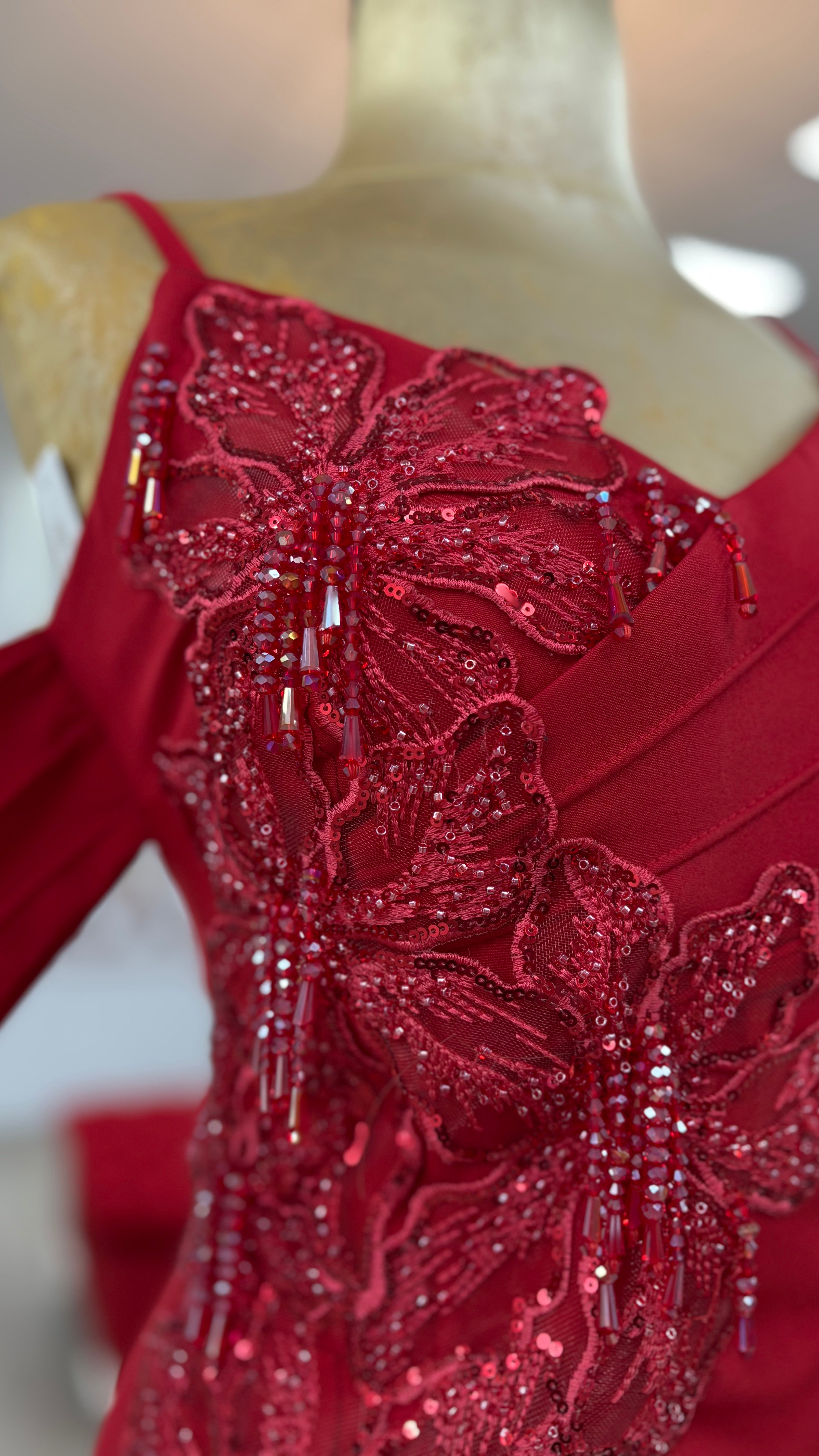 Elegantes Abendkleid mit Off-Shoulder-Design & Schlitz C2111 in Rot – Ansicht 6 | Lamia Mode