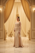 Standesamtkleid R7443 – Drapiertes Kleid mit Perlenärmeln & abnehmbarer Schleppe in Beige – Ansicht 1 | Lamia Mode