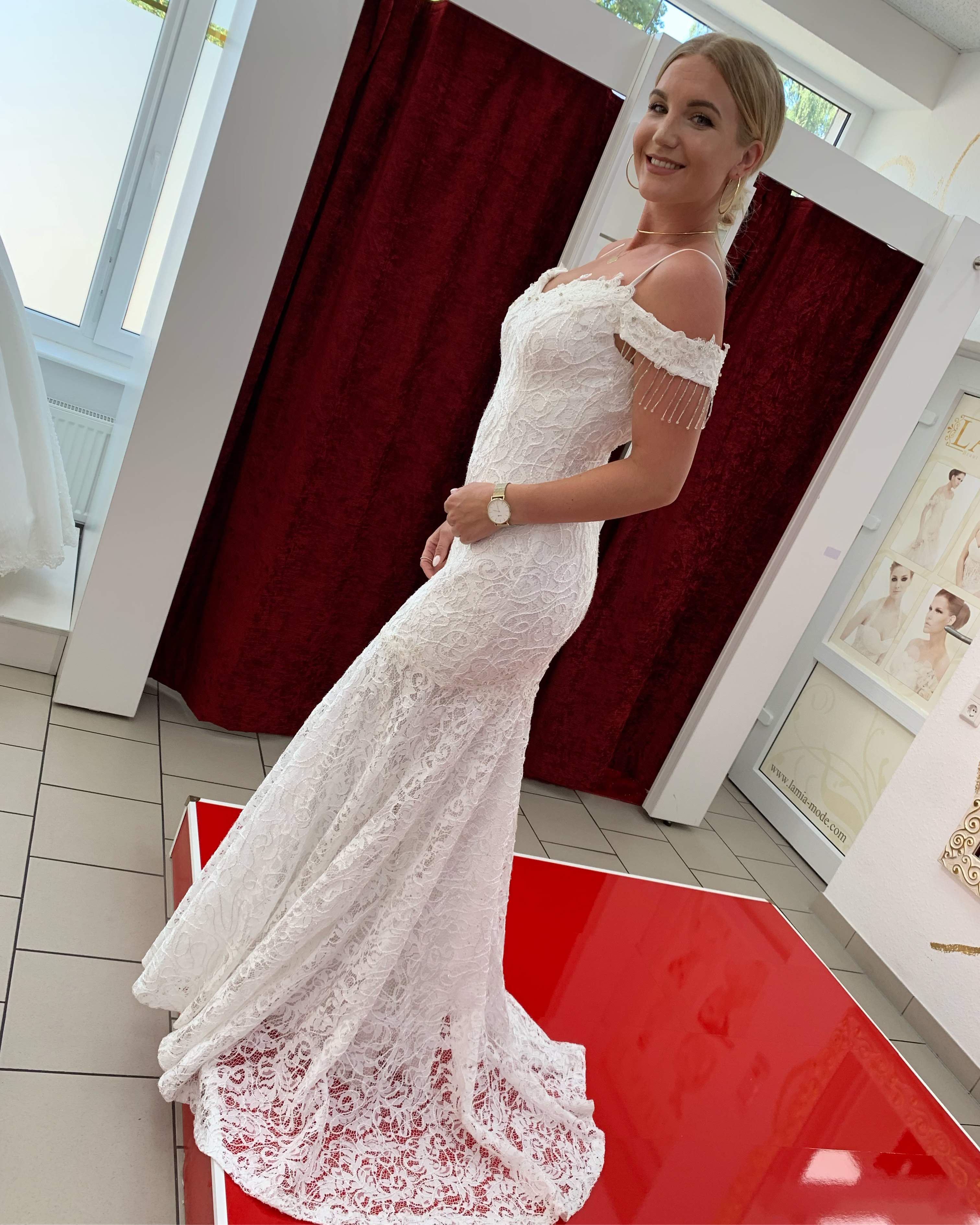 Standesamtkleid FK9004 – Spitze und figurbetonte Passform in Weiß – Ansicht 1 | Lamia Mode