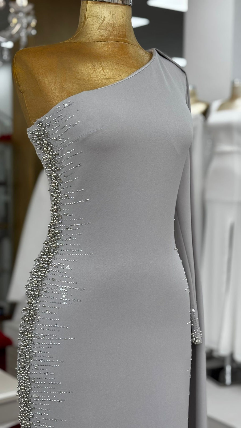 Elegantes One-Shoulder-Abendkleid mit Strassdetails – C4955 – Ansicht 4 | Lamia Mode