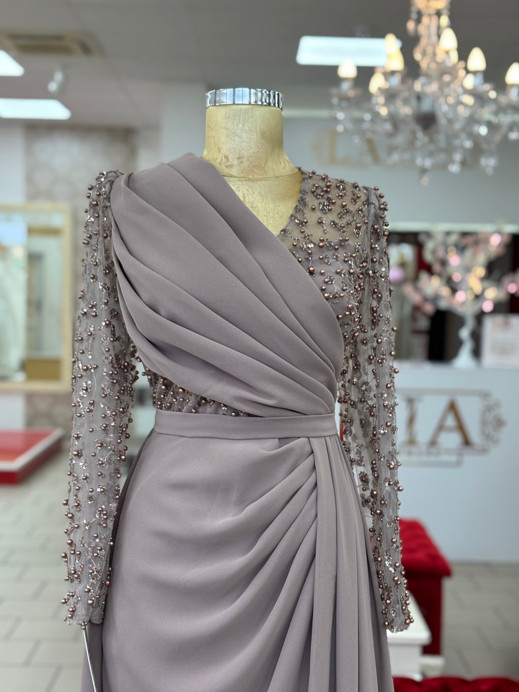 Drapiertes Kleid mit Perlenärmeln & V-Ausschnitt – R7443 in Nerz – Ansicht 2 | Lamia Mode