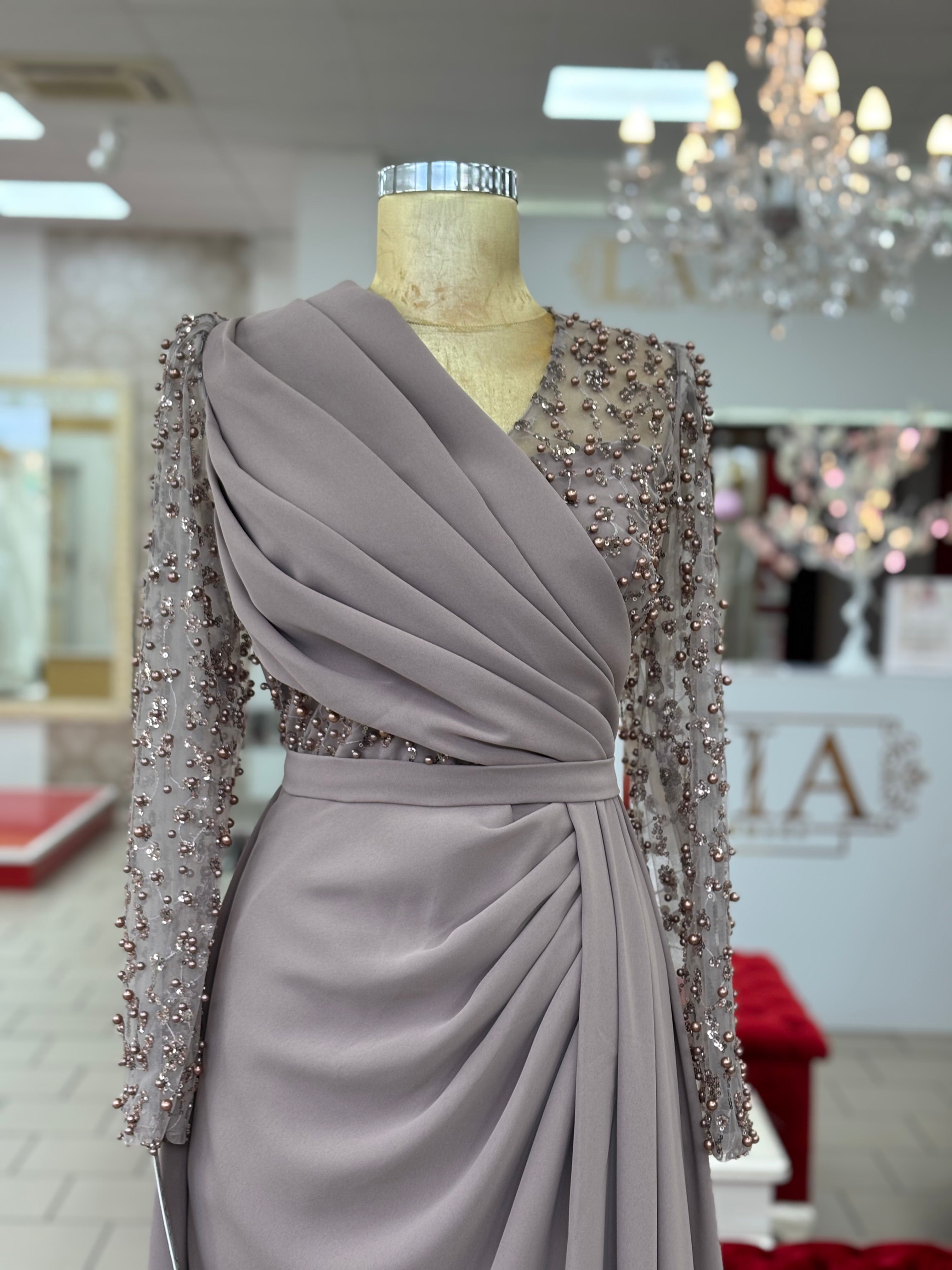 Drapiertes Kleid mit Perlenärmeln & V-Ausschnitt – R7443 in Nerz – Ansicht 2 | Lamia Mode