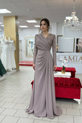 Drapiertes Kleid mit Perlenärmeln & V-Ausschnitt – R7443 in Nerz – Ansicht 1 | Lamia Mode