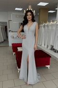 Abendkleid Elegantes Glanz-Abendkleid mit Beinschlitz – C5951 in Grau – Ansicht 1 | Lamia Mode