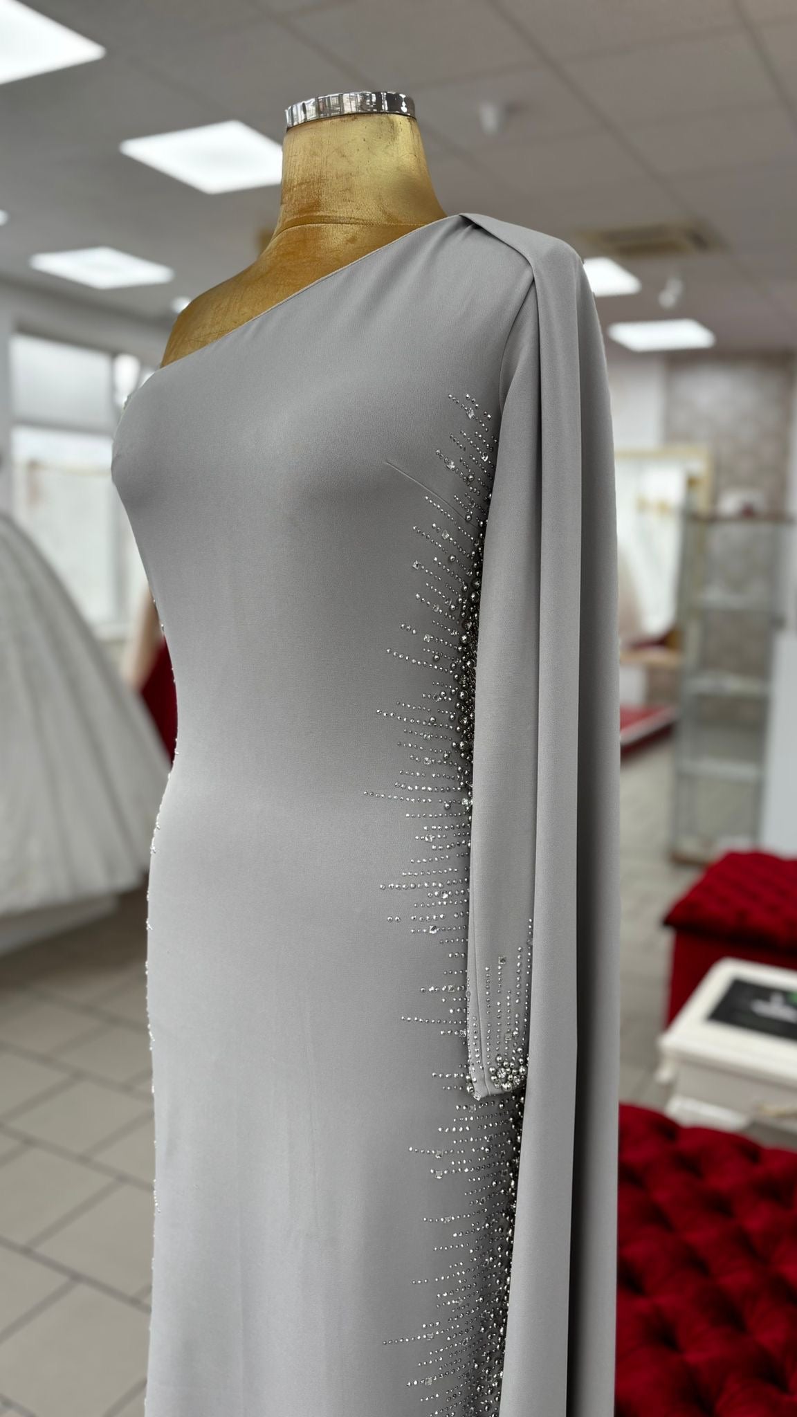 Elegantes One-Shoulder-Abendkleid mit Strassdetails – C4955 in Grau – Ansicht 3 | Lamia Mode