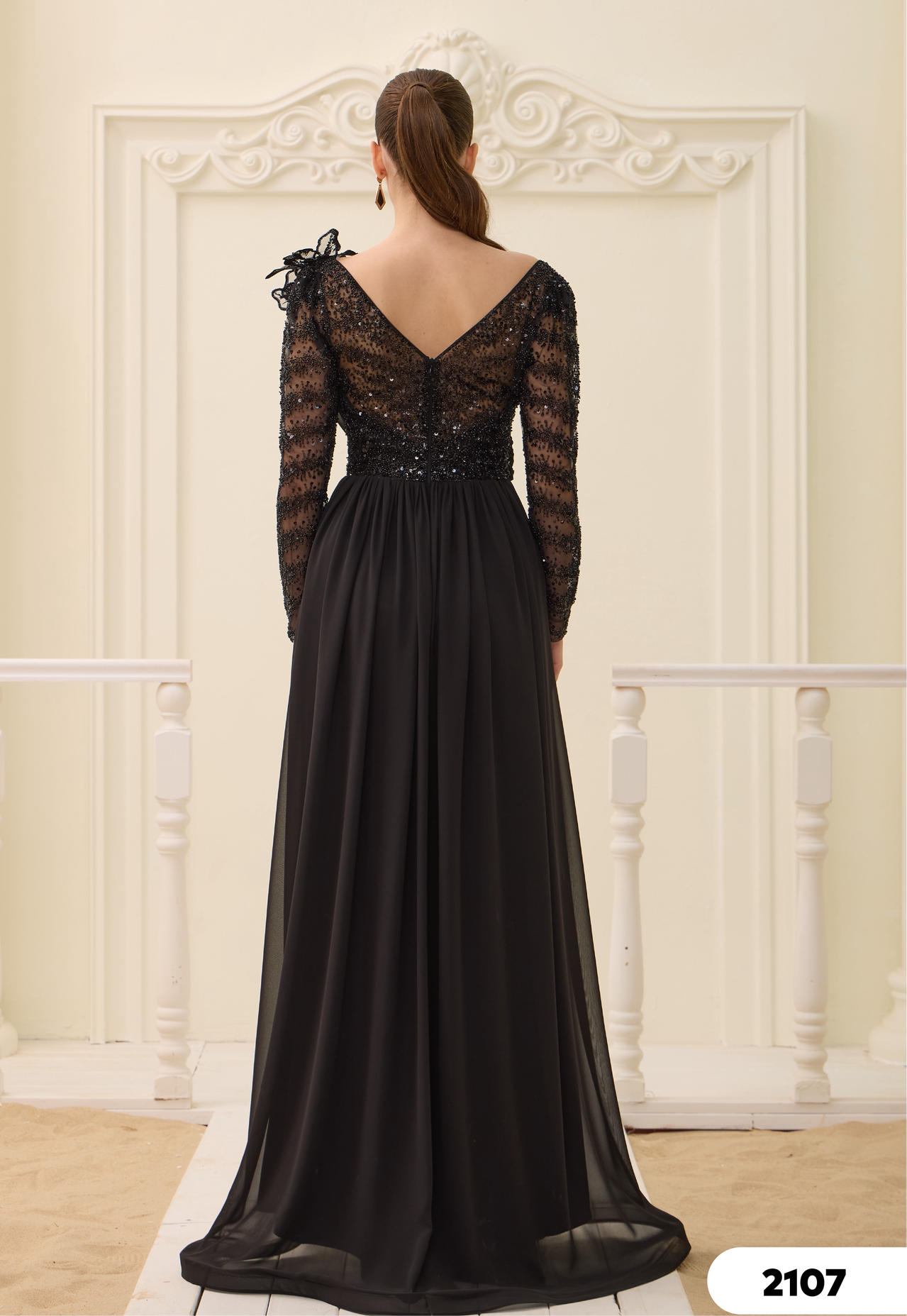 Elegantes Abendkleid mit Spitze & Drapierung – Modell C2107 in Blau – Ansicht 2 | Lamia Mode