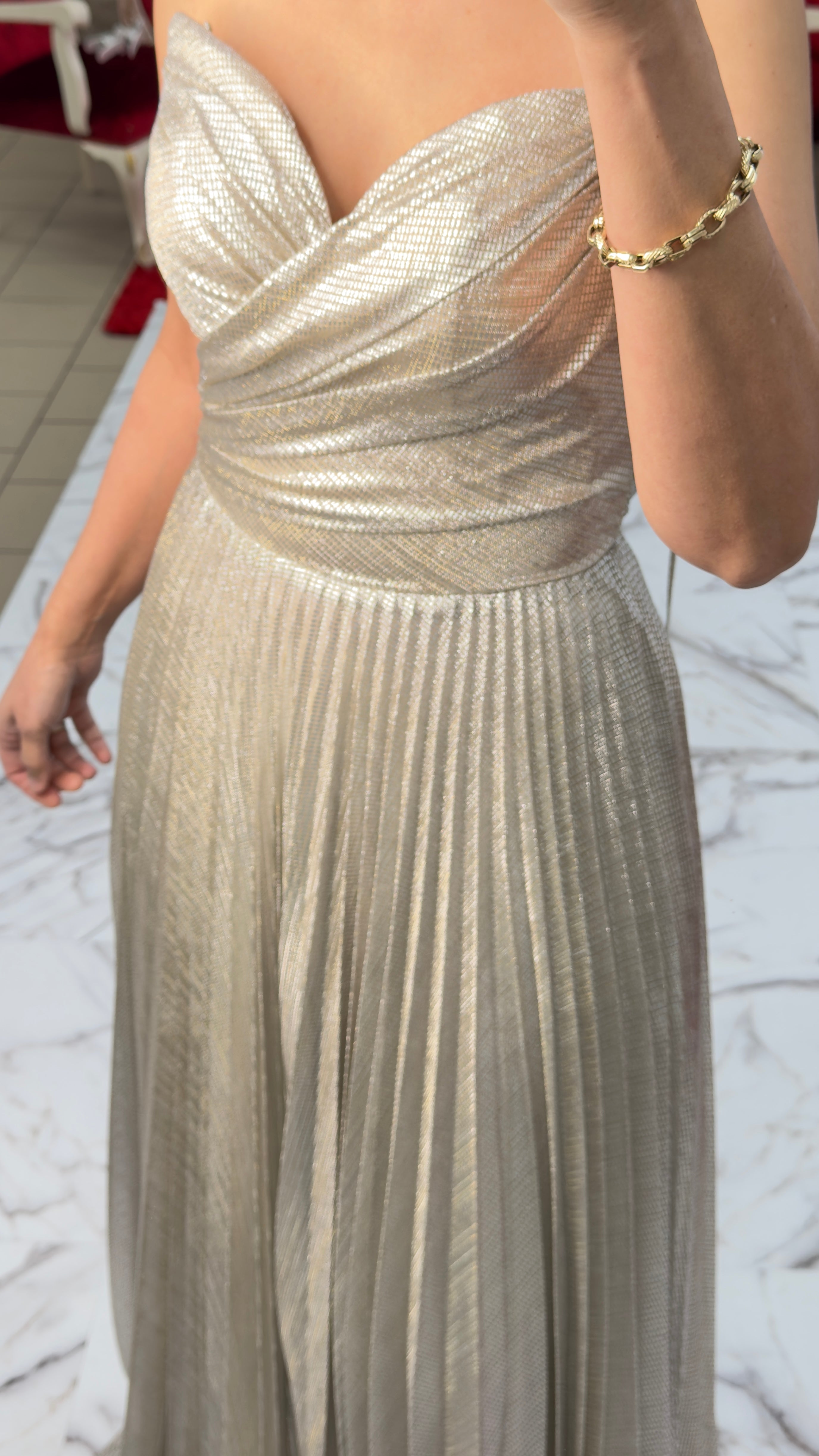 Elegantes Abendkleid mit schimmerndem Plissee-Rock C2139 in Gold – Ansicht 4 | Lamia Mode