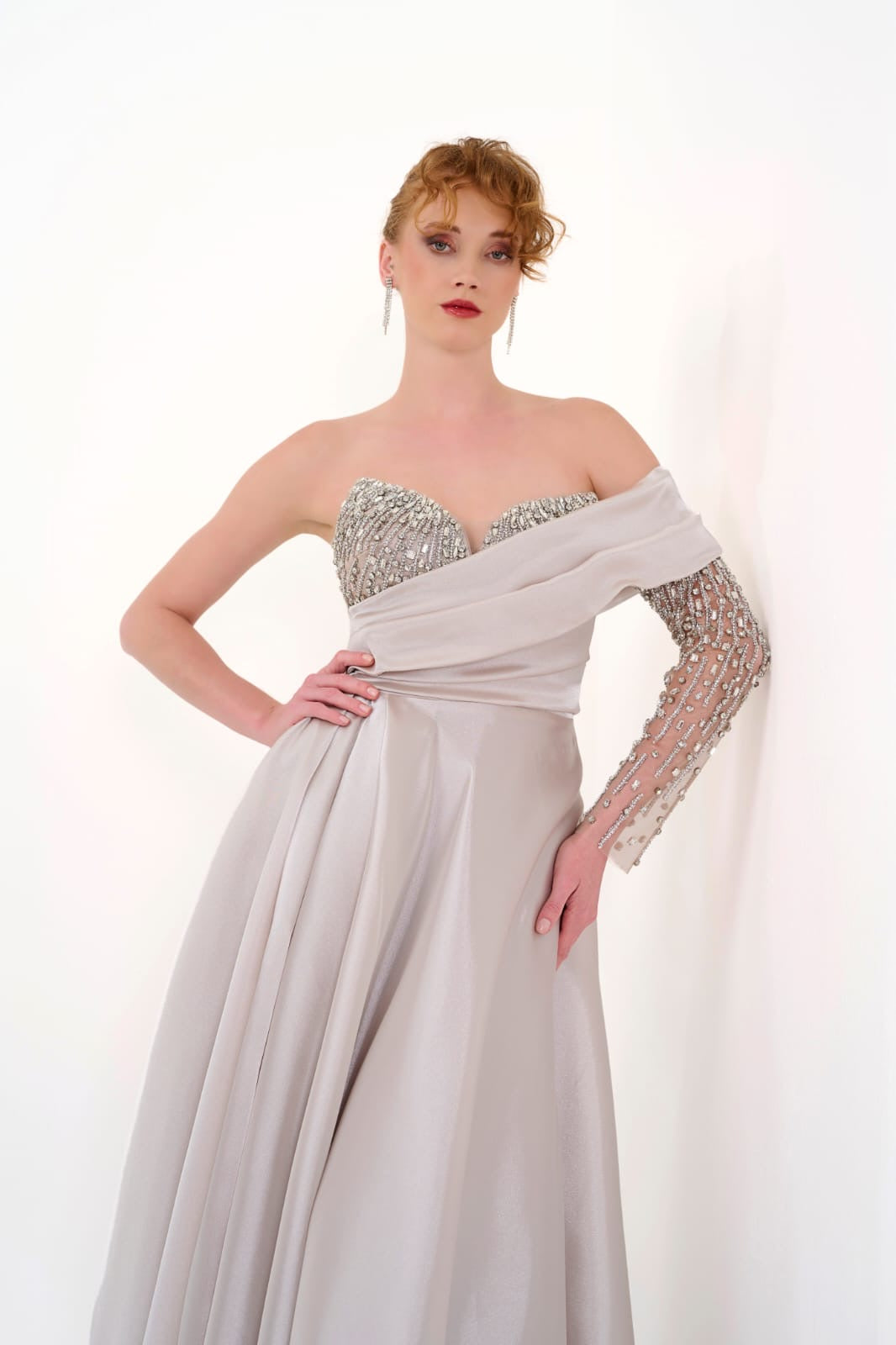 Elegantes Abendkleid mit One-Shoulder-Detail & Glanzakzenten / C4981 in puder – Ansicht 6 | Lamia Mode
