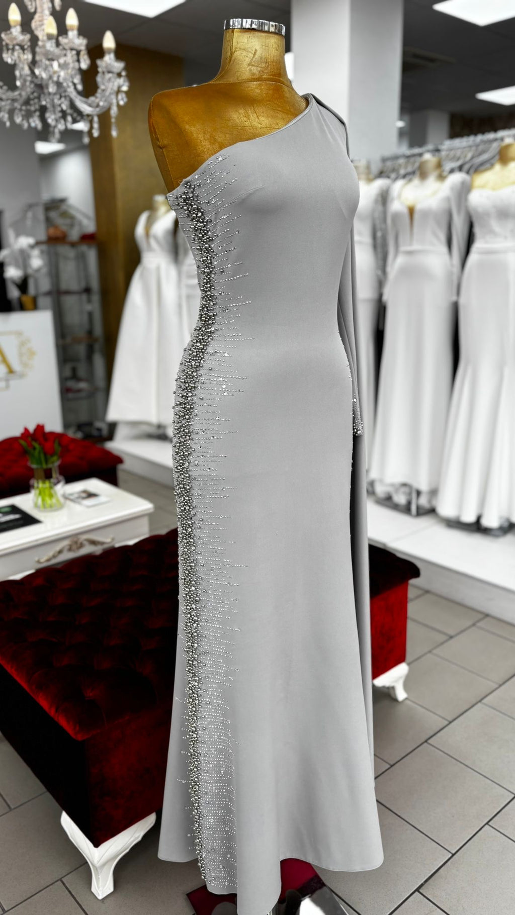 Elegantes One-Shoulder-Abendkleid mit Strassdetails – C4955 in Grau – Ansicht 2 | Lamia Mode