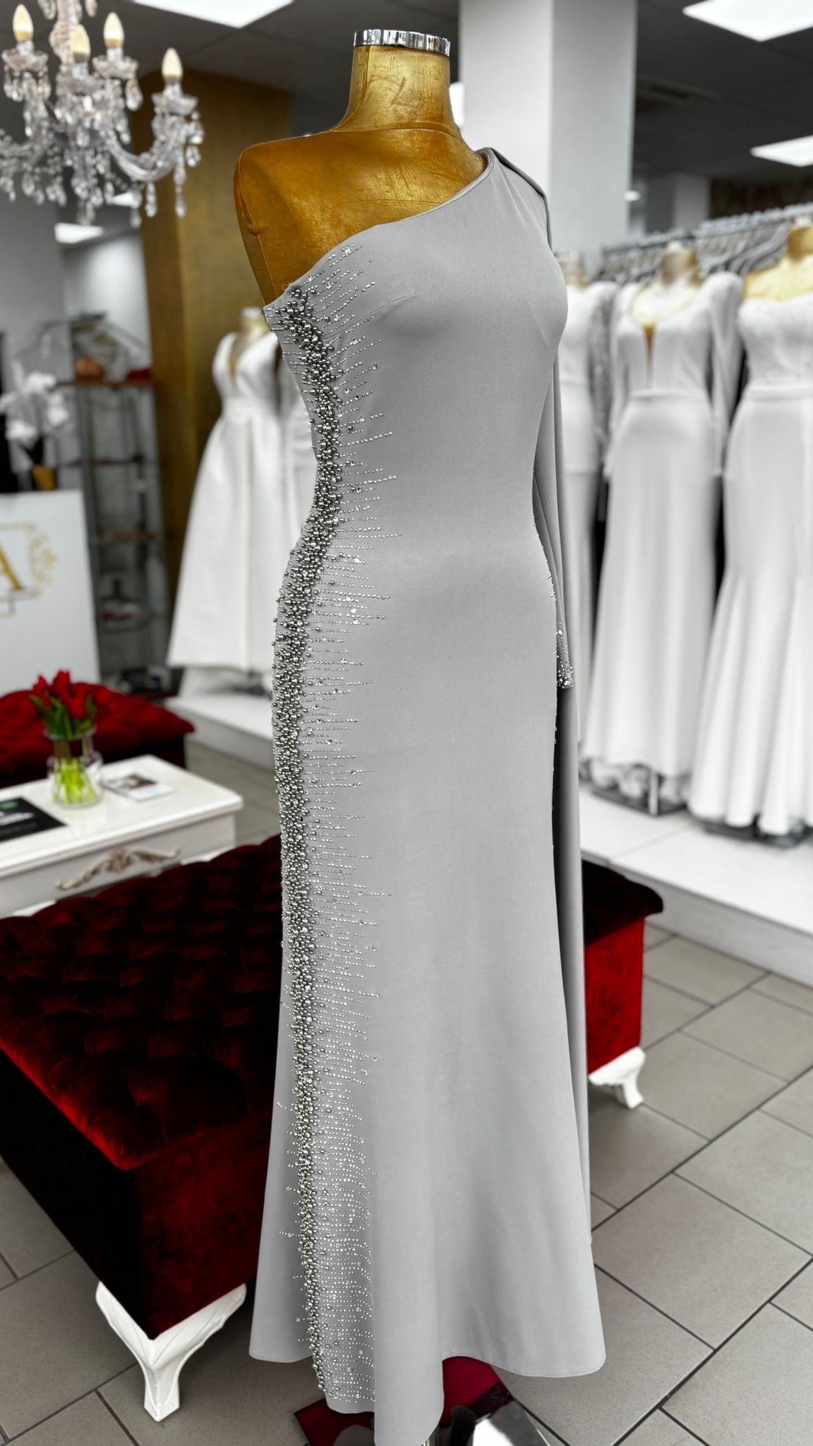 Elegantes One-Shoulder-Abendkleid mit Strassdetails – C4955 in Grau – Ansicht 2 | Lamia Mode