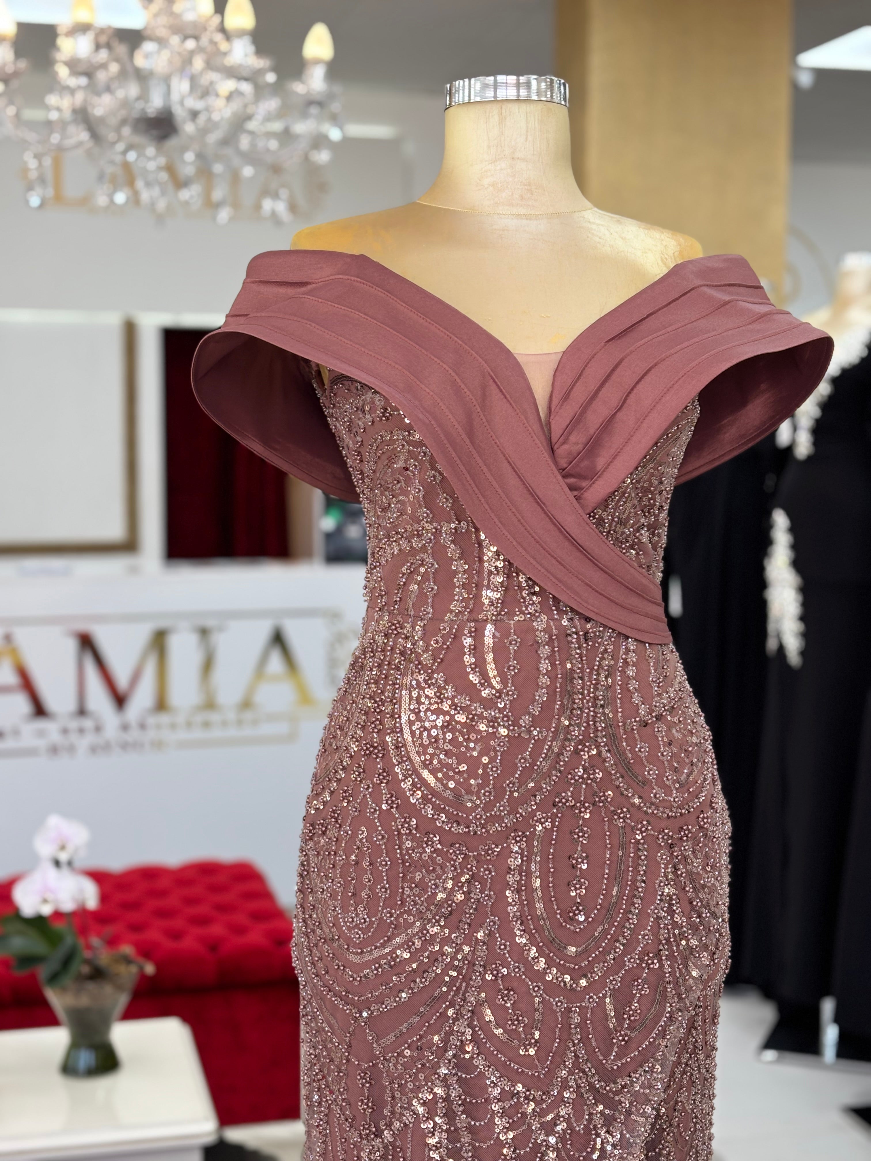 Elegantes Abendkleid mit Perlenstickerei – Modell C2130 in Mocca – Ansicht 8 | Lamia Mode