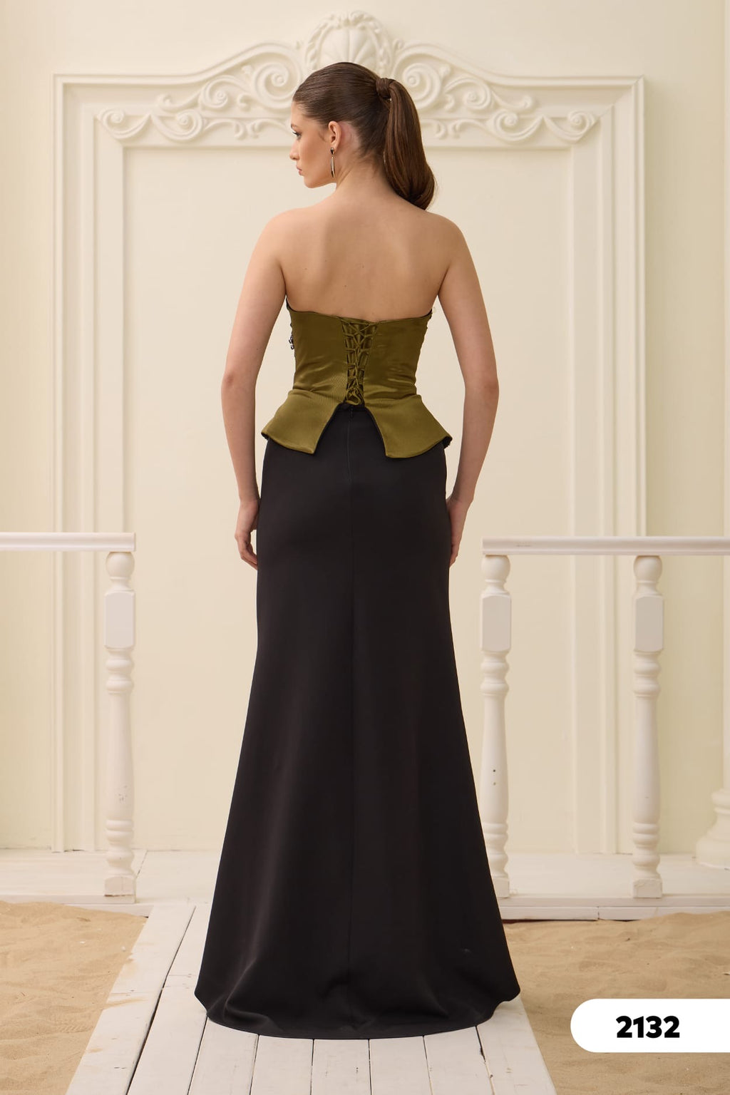 Elegantes figurbetontes Abendkleid mit Korsagen-Optik c2132 in Cappuccino-schwarz – Ansicht 2 | Lamia Mode