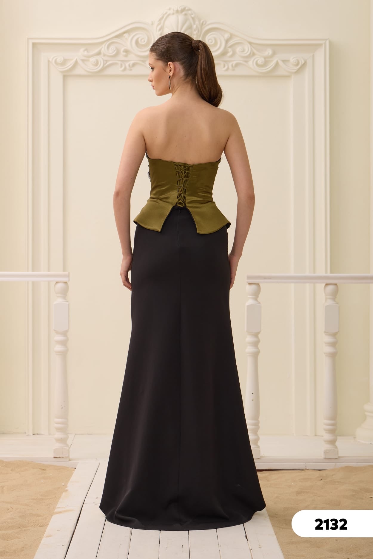 Elegantes figurbetontes Abendkleid mit Korsagen-Optik c2132 in Cappuccino-schwarz – Ansicht 2 | Lamia Mode