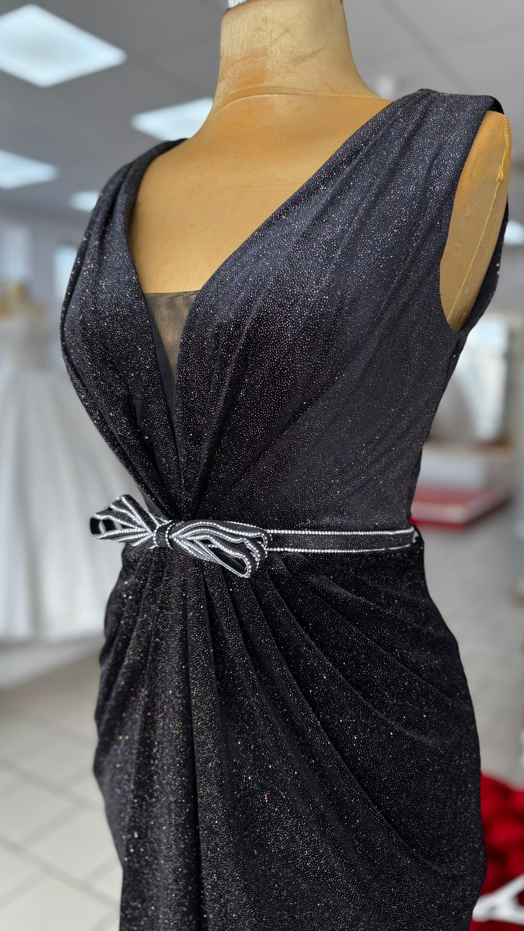 Elegantes Glanz-Abendkleid mit V-Ausschnitt – C4715 in Navyblau – Ansicht 3 | Lamia Mode