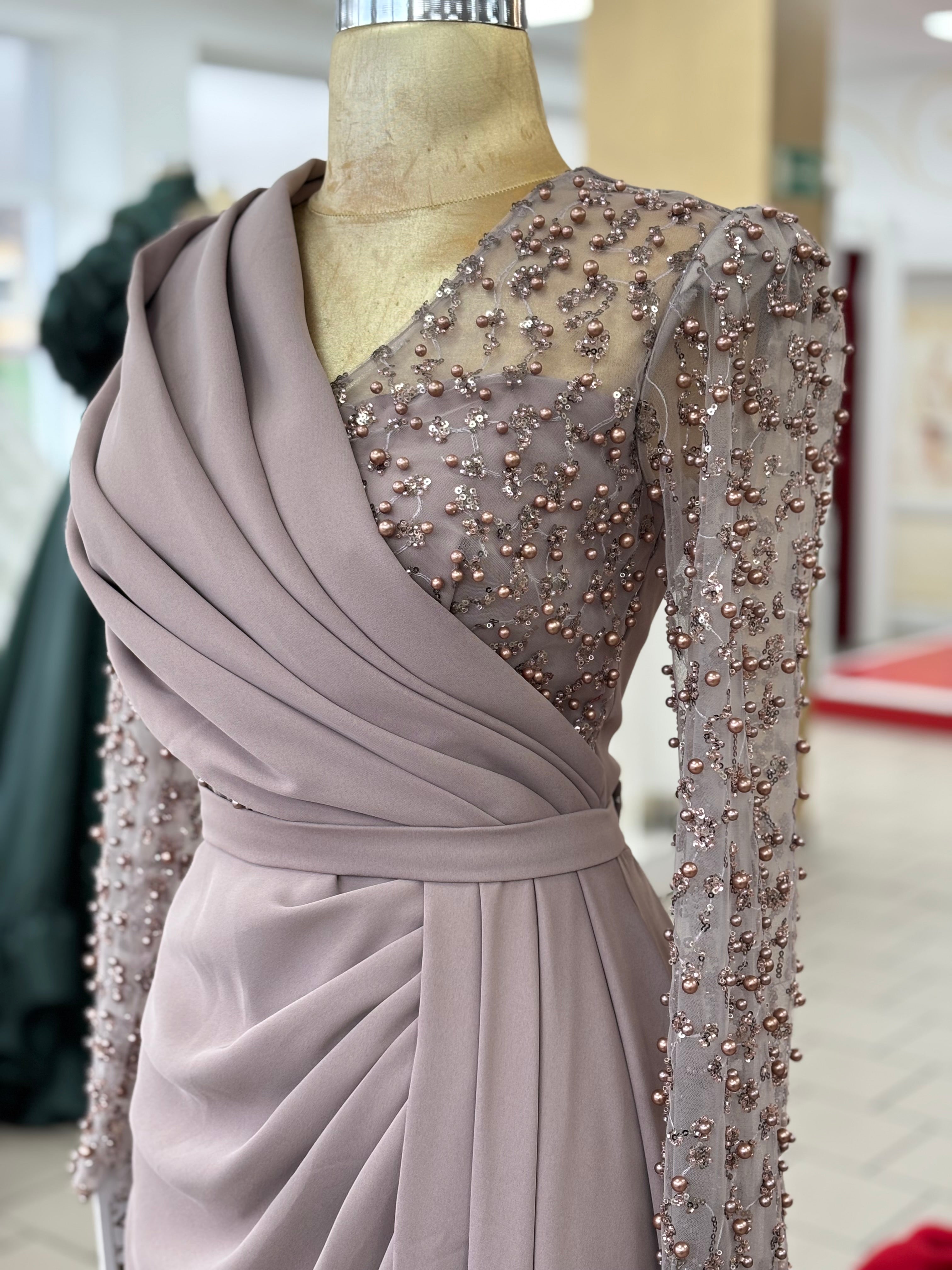 Drapiertes Kleid mit Perlenärmeln & V-Ausschnitt – R7443 in Nerz – Ansicht 3 | Lamia Mode