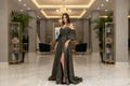 Elegantes Abendkleid mit Jacquardmuster – C4917 in Blau – Ansicht 1 | Lamia Mode