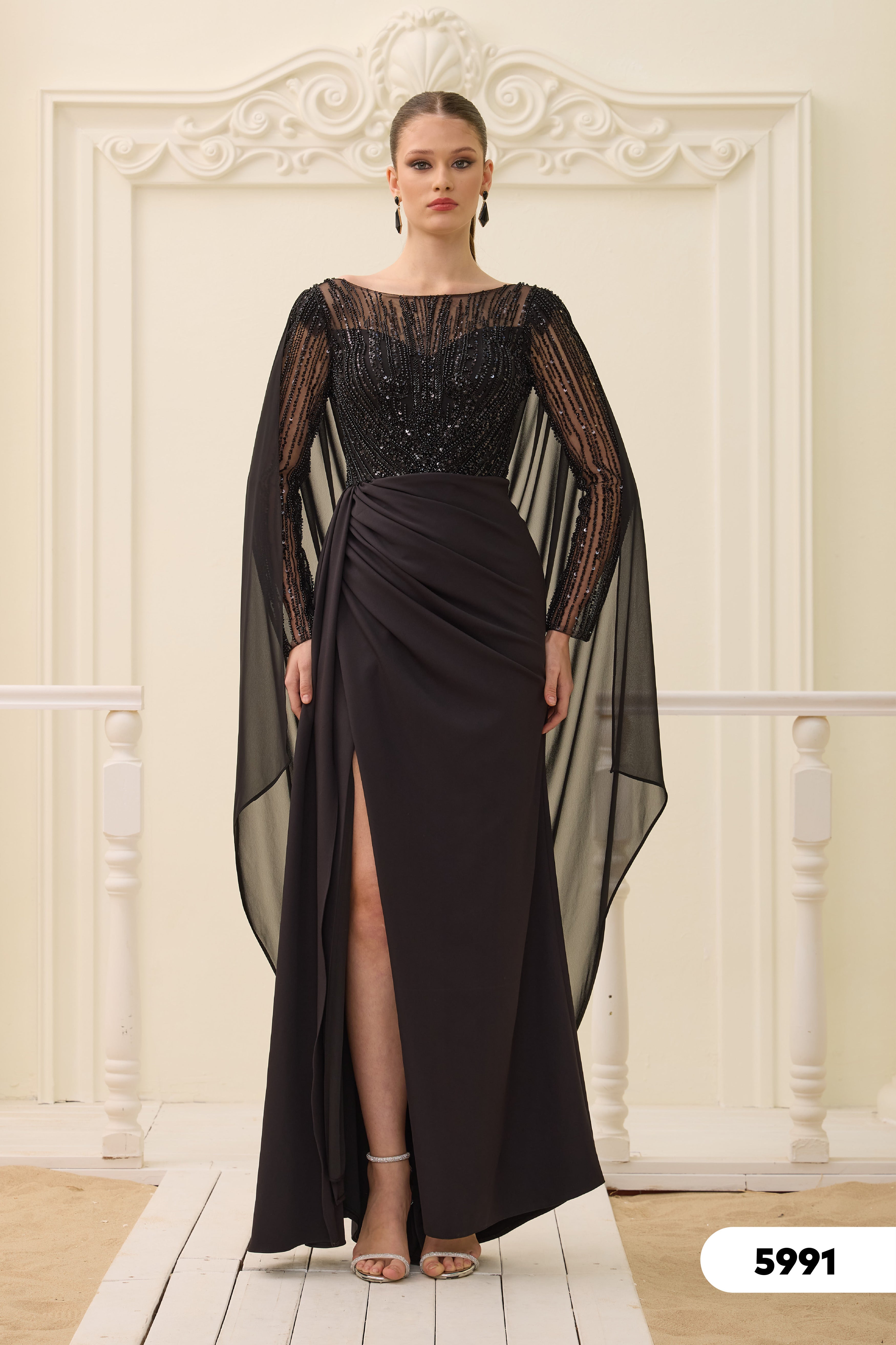 Elegantes Abendkleid mit Paillettenoberteil & Chiffon-Cape / C5991 in blau – Ansicht 1 | Lamia Mode