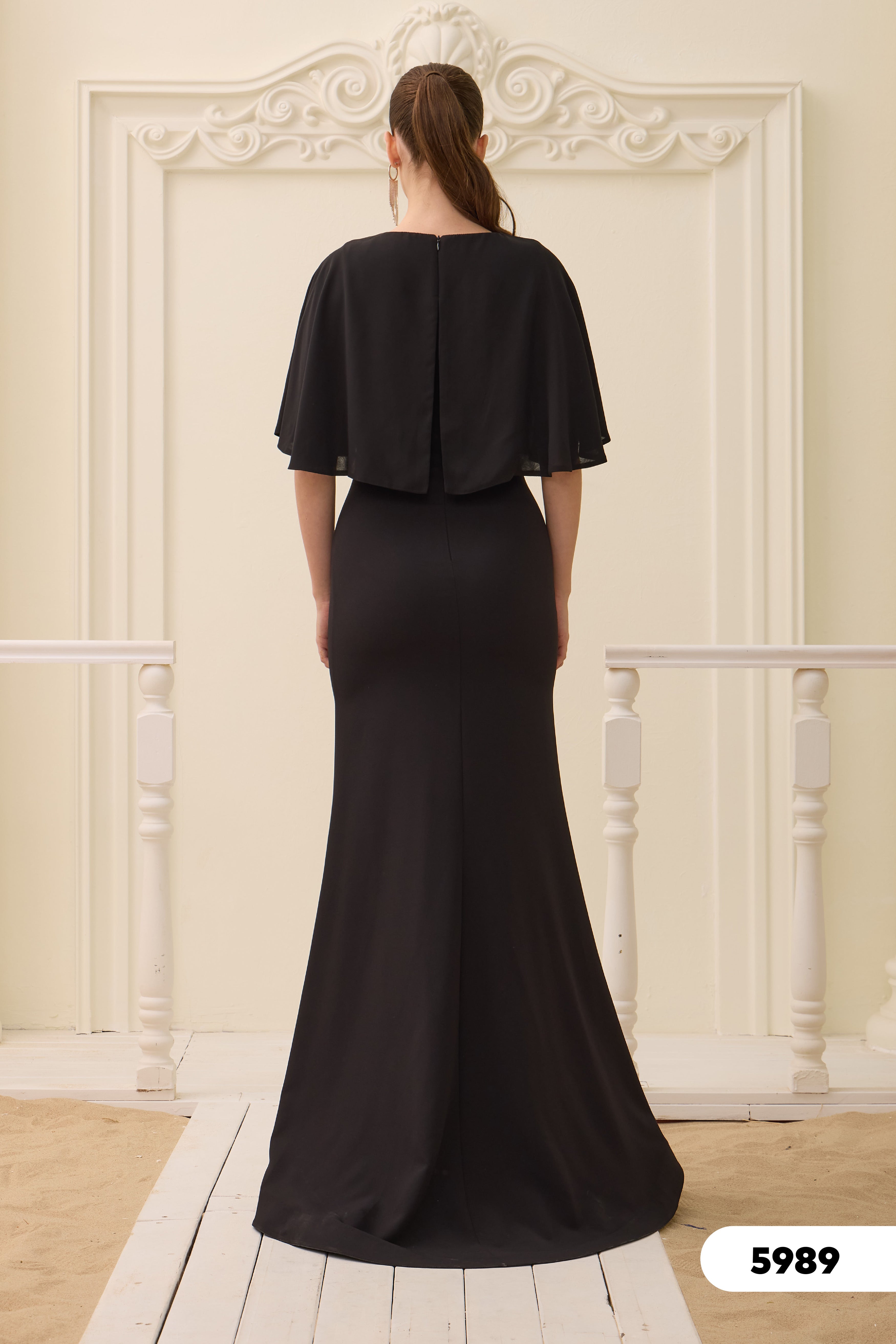 Elegantes Abendkleid mit Cape & Schmuckdetails – C5989 in Navyblau – Ansicht 2 | Lamia Mode