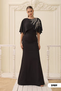 Elegantes Abendkleid mit Cape & Schmuckdetails – C5989 in Navyblau – Ansicht 1 | Lamia Mode