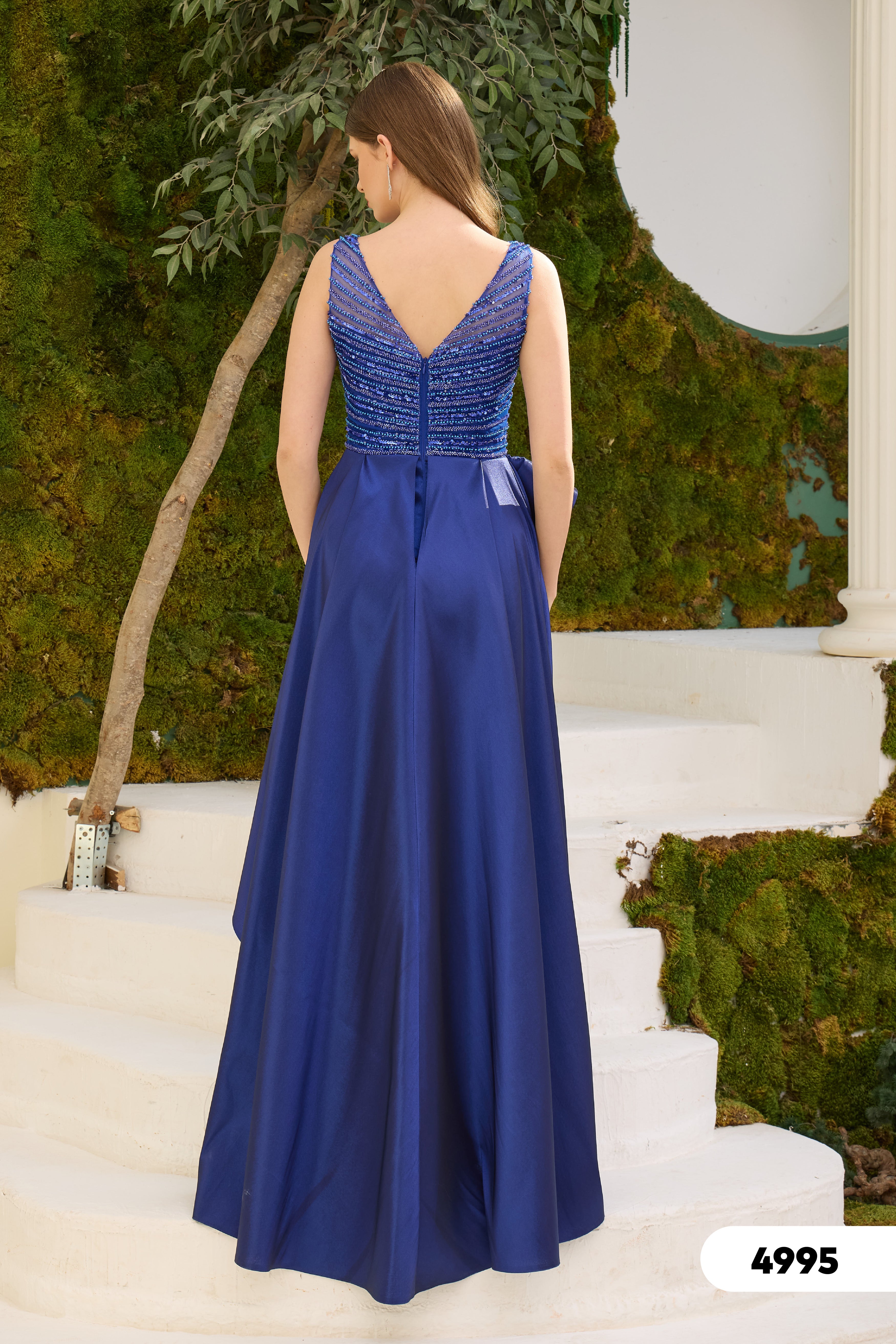 Elegantes Abendkleid mit Drapierung & Volantdetails / C4995 in gruen – Ansicht 2 | Lamia Mode