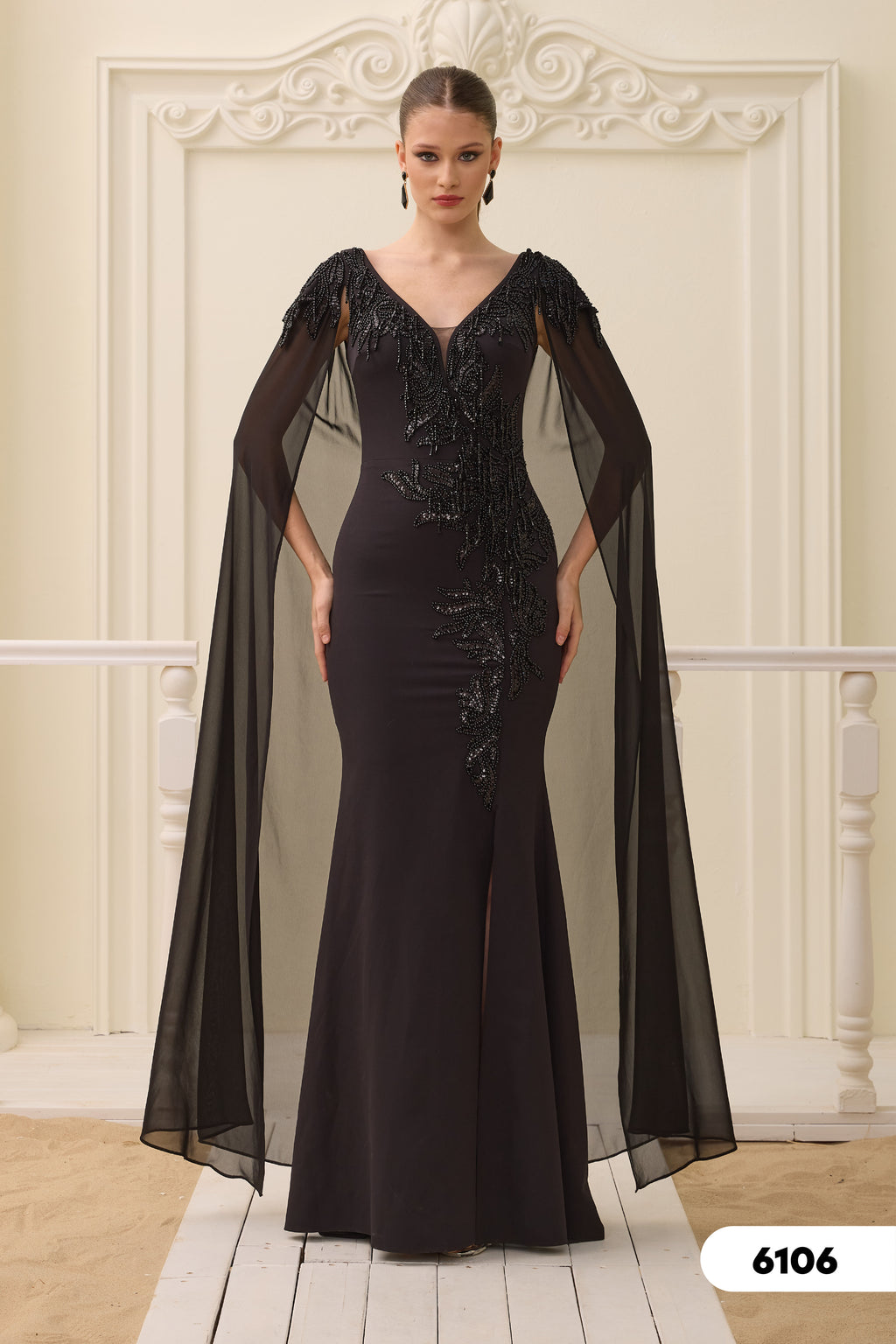 Elegantes Abendkleid mit Stickereien & Chiffon-Cape – C6106 in Blau – Ansicht 1 | Lamia Mode