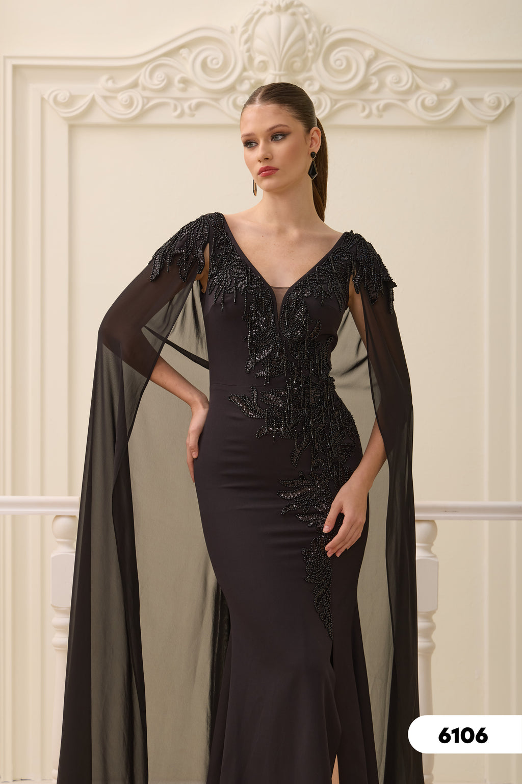 Elegantes Abendkleid mit Stickereien & Chiffon-Cape – C6106 in Blau – Ansicht 2 | Lamia Mode