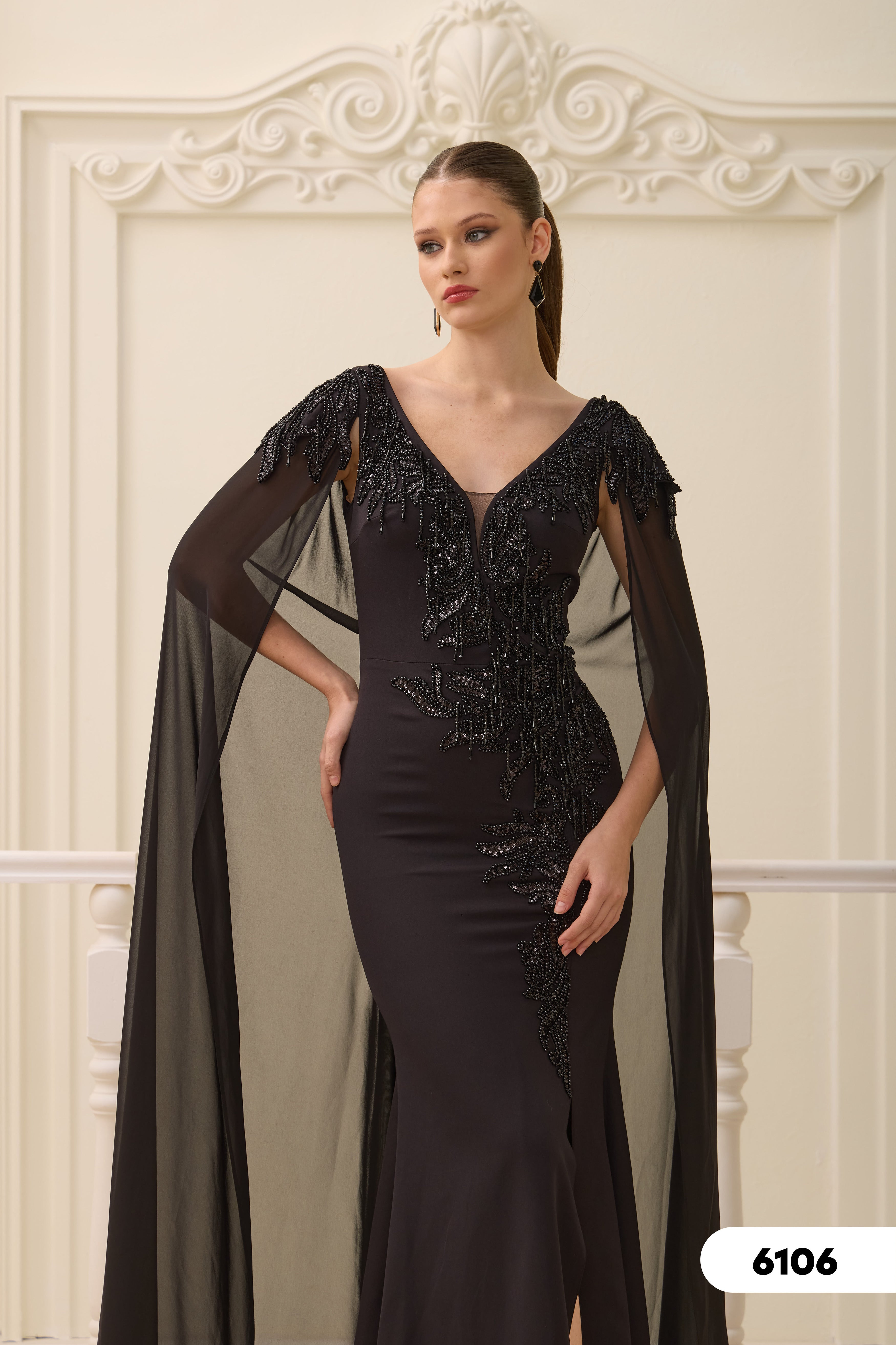 Elegantes Abendkleid mit Stickereien & Chiffon-Cape – C6106 in Blau – Ansicht 2 | Lamia Mode