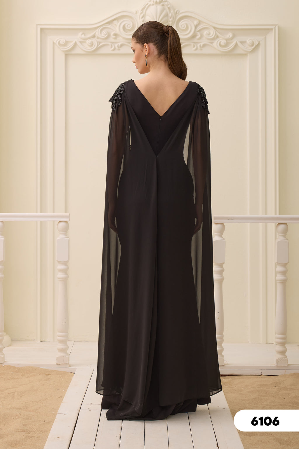Elegantes Abendkleid mit Stickereien & Chiffon-Cape – C6106 in Blau – Ansicht 3 | Lamia Mode