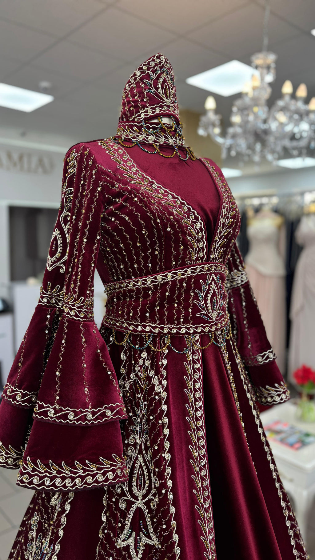 Kaftan „Sultan“ – Luxus Bindallı in Bordeaux mit Goldstickerei 4- Teilig in Bordeaux – Ansicht 2 | Lamia Mode