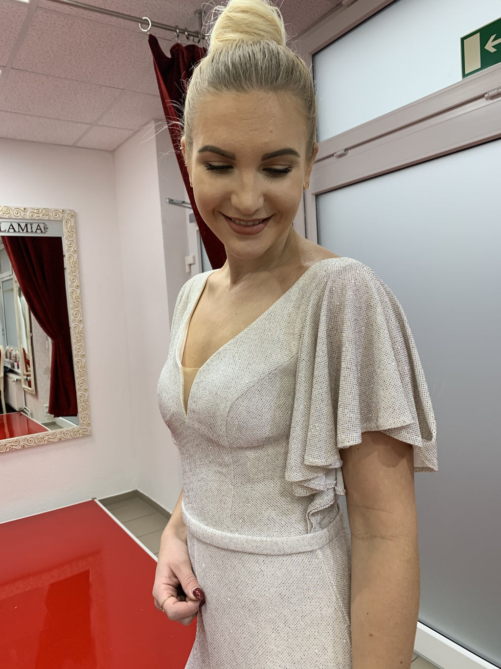 Standesamtkleid C4439 – figurbetonte Passform und Schleppe in Creme – Ansicht 2 | Lamia Mode