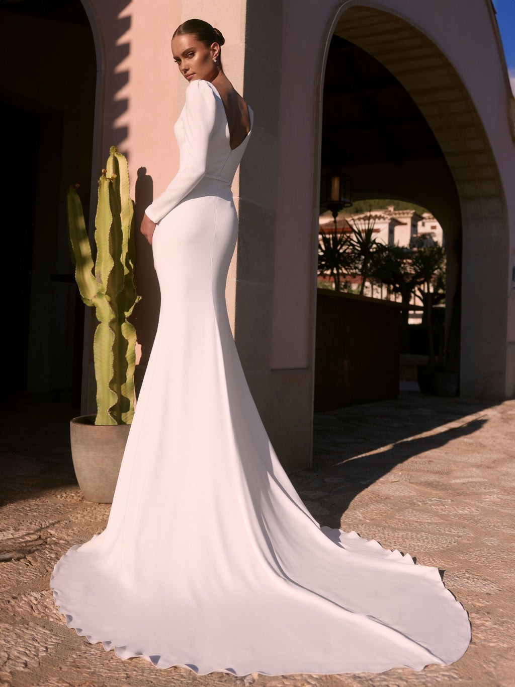 Brautkleid – Standesamtkleid Nigrina – Meerjungfrau-Silhouette und Schleppe in Creme – Ansicht 2 | Lamia Mode