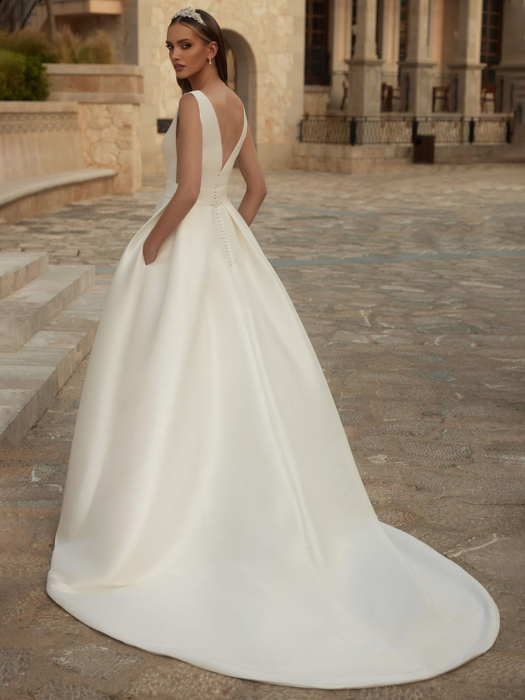 Prinzessinnen-Brautkleid OPAL – Mikado und Prinzessinnen-Silhouette in Creme – Ansicht 2 | Lamia Mode