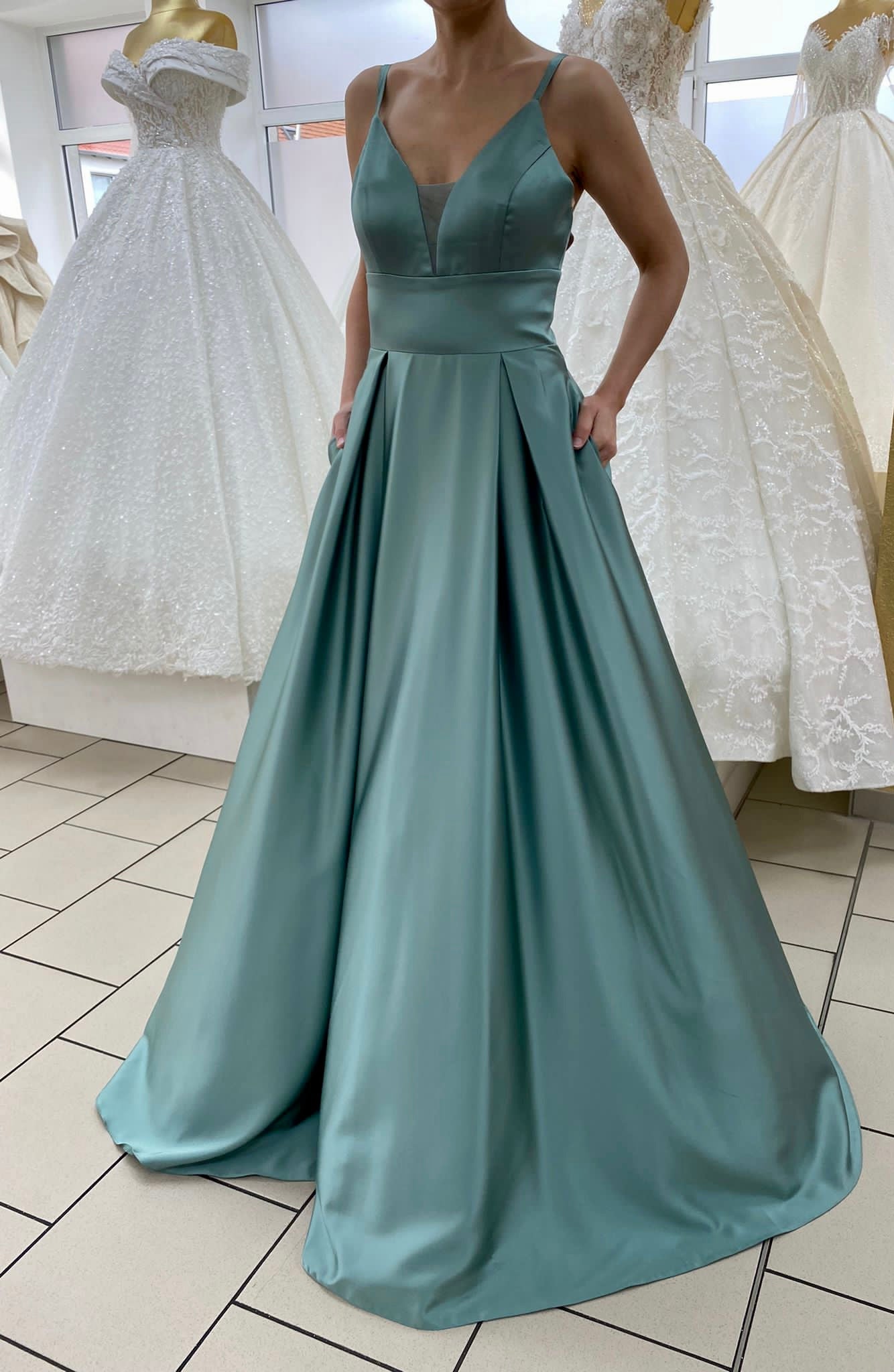 Abendkleid FK4109 – Satin und A-Linie in Pistazie – Ansicht 2 | Lamia Mode