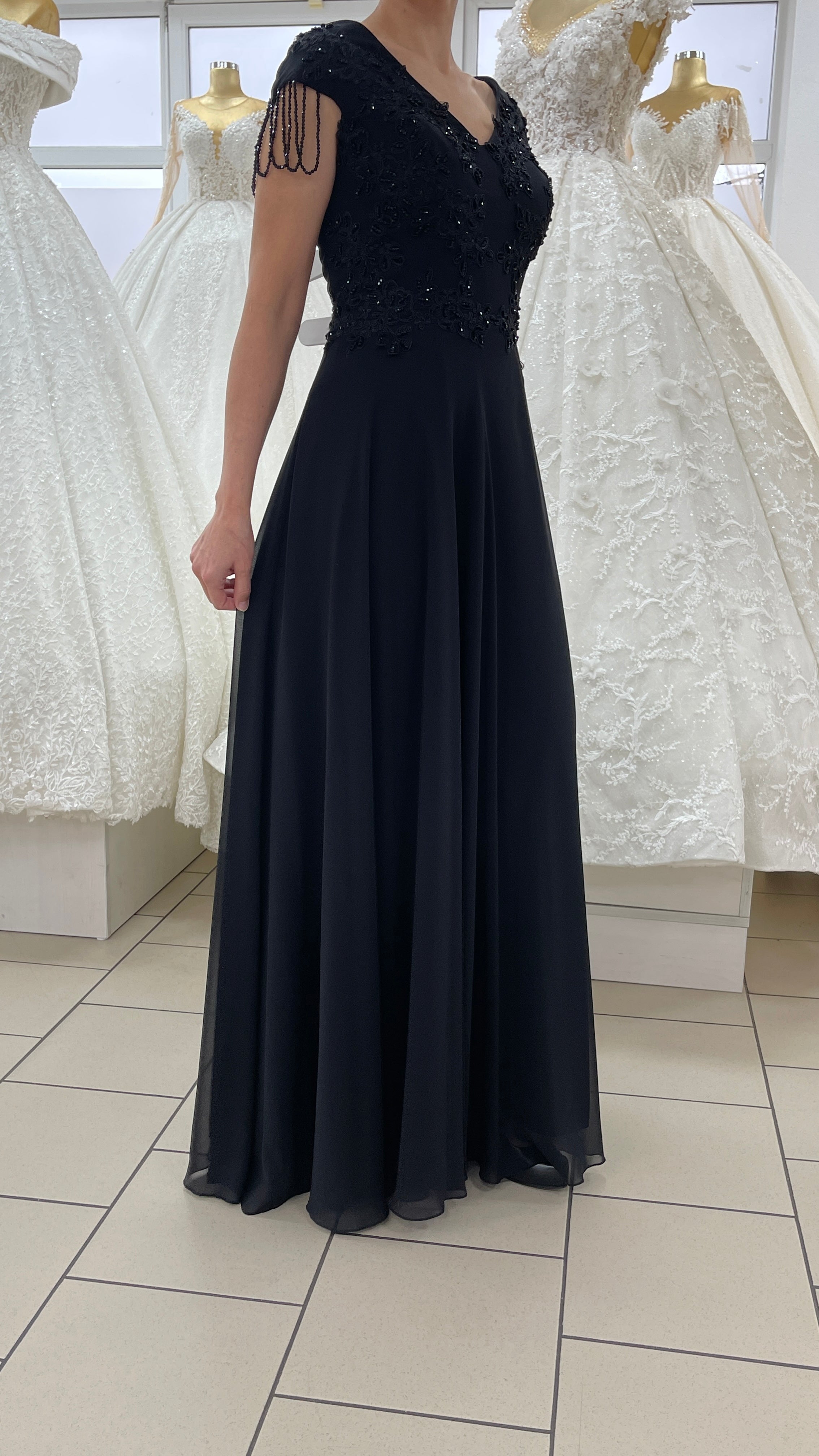 Abendkleid Elegantes Kleid mit Spitzenapplikationen & Perlen – FK3283 in Schwarz – Ansicht 1 | Lamia Mode