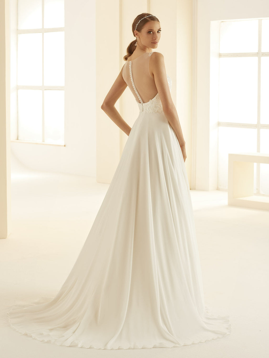 Brautkleid Pandora – Chiffon und Spitze in Creme – Ansicht 2 | Lamia Mode